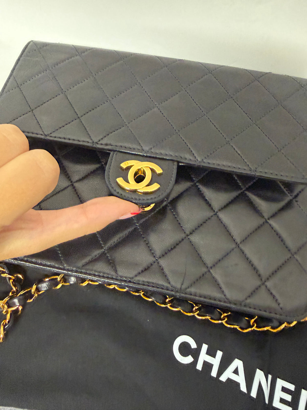 Chanel Single Flap Pequeño Piel de Cordero Negra · Cierre Clásico · Serie 7
