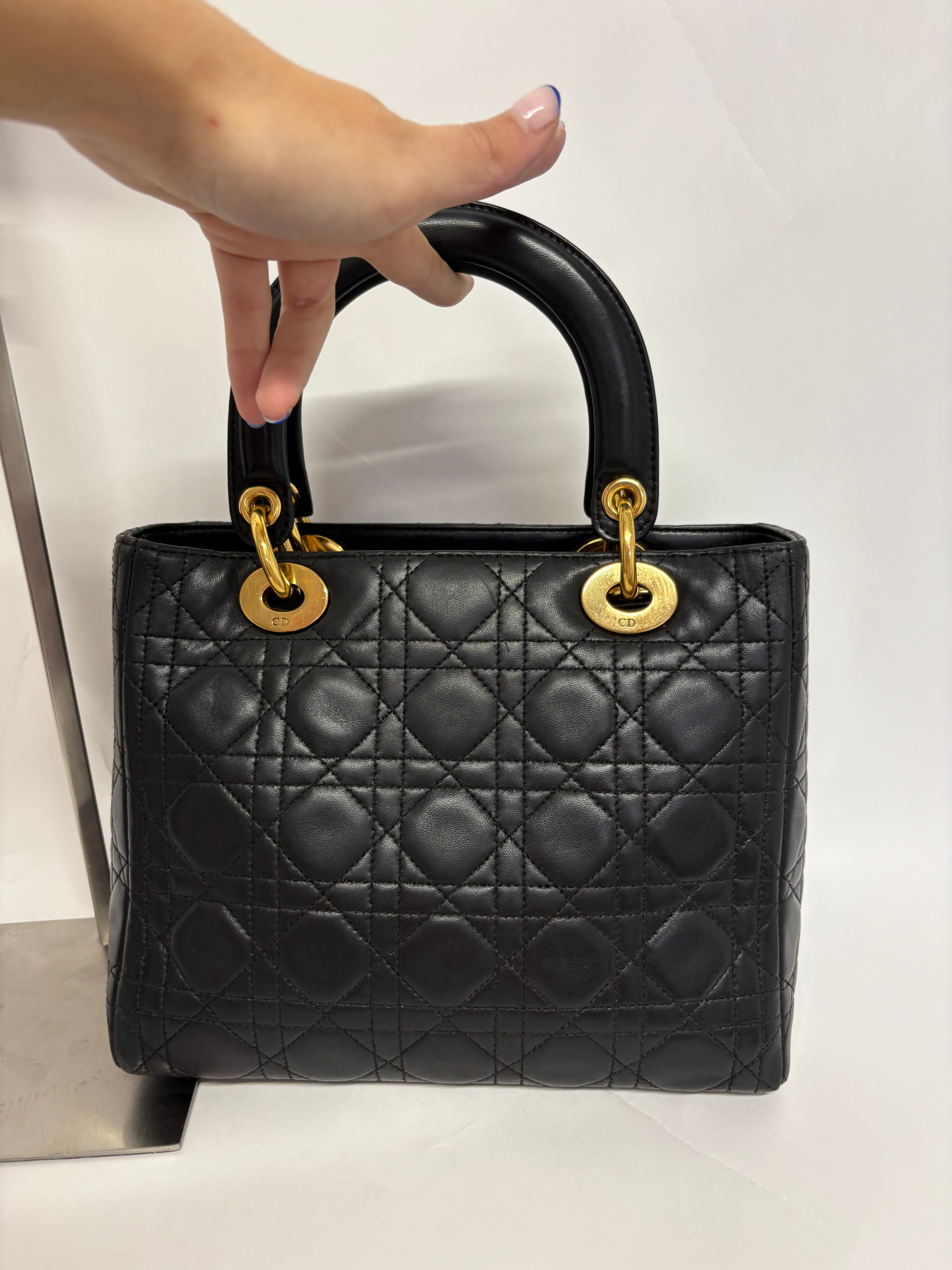 Christian Dior Lady Dior Mediana Cannage Negra y dorado