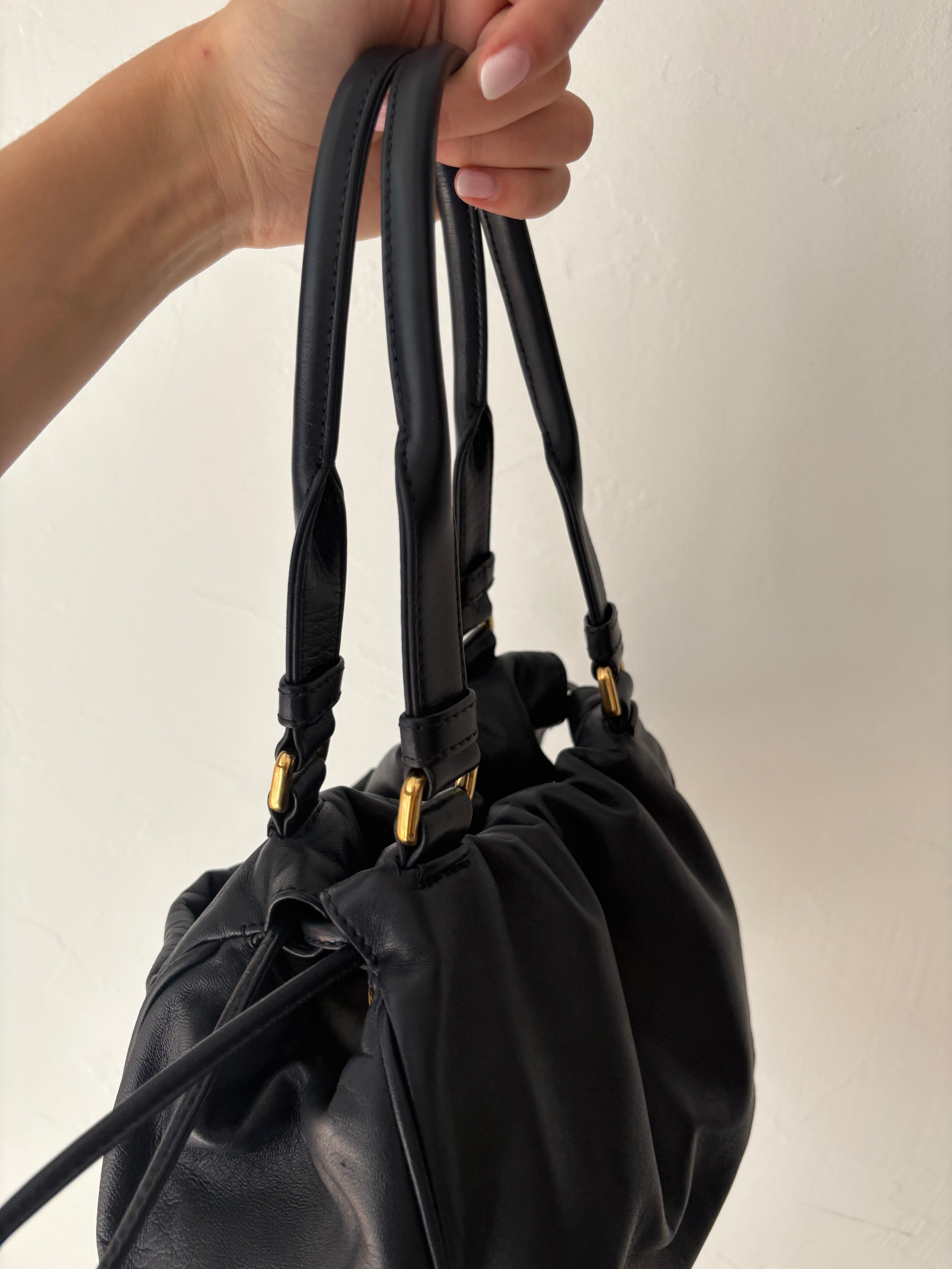 loewe bolso tipo flamenco saco en piel azul marino con bandolera