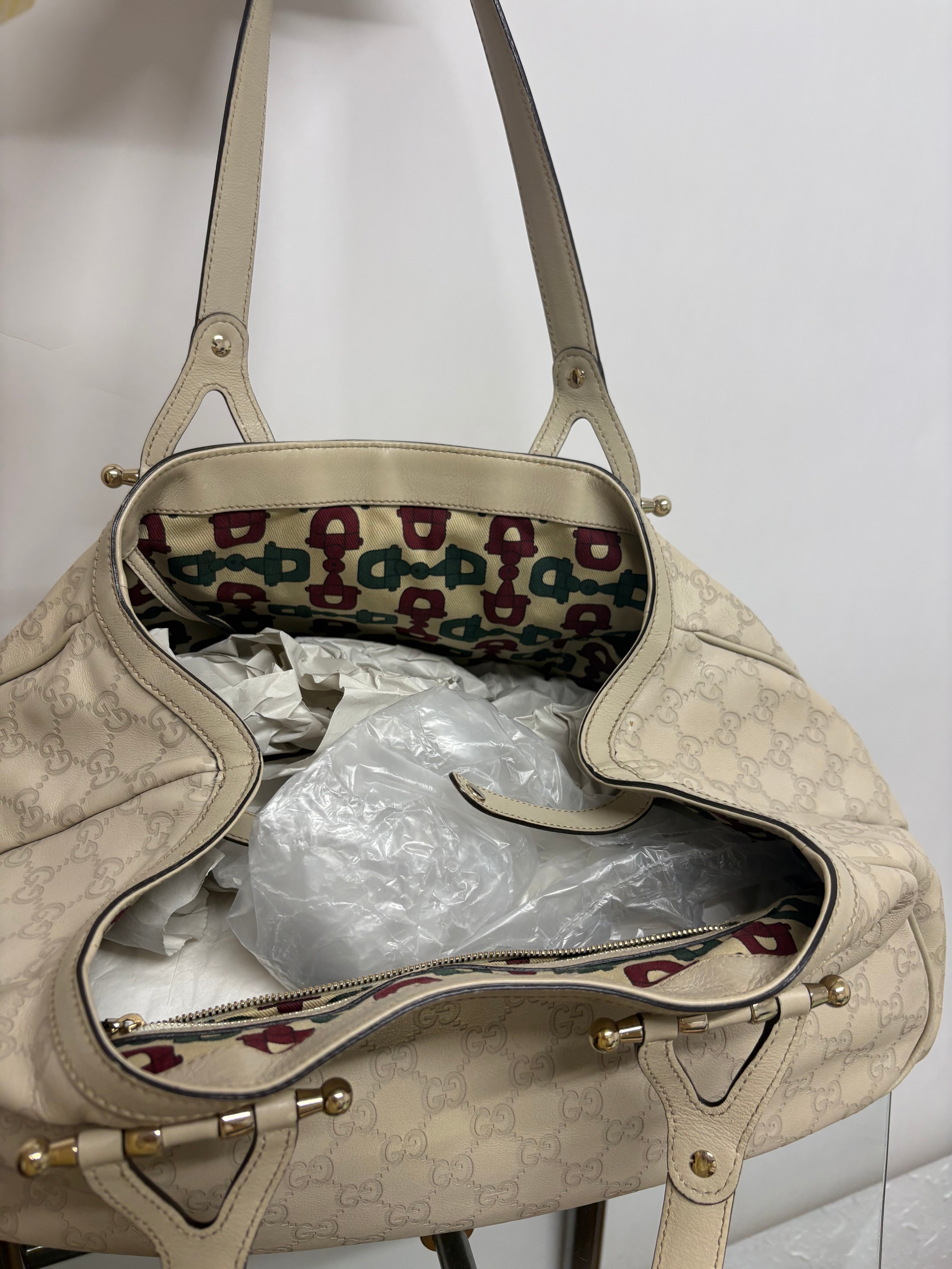Gucci Pelham grande en piel Guccissima blanca marfil