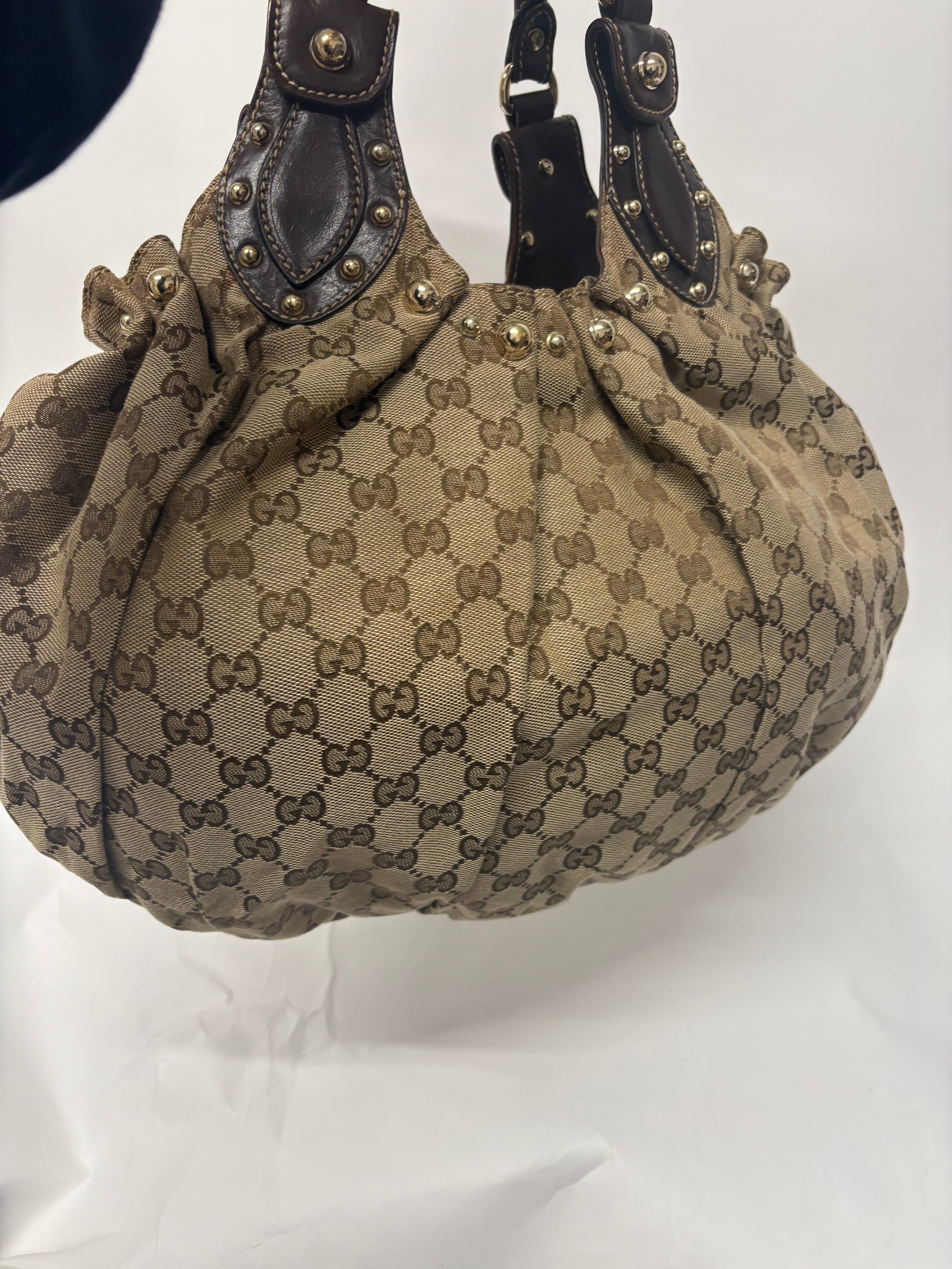 Gucci Pelham Tote GG Supreme Beige con Asas de Piel Marrón y Tachuelas Doradas mediano