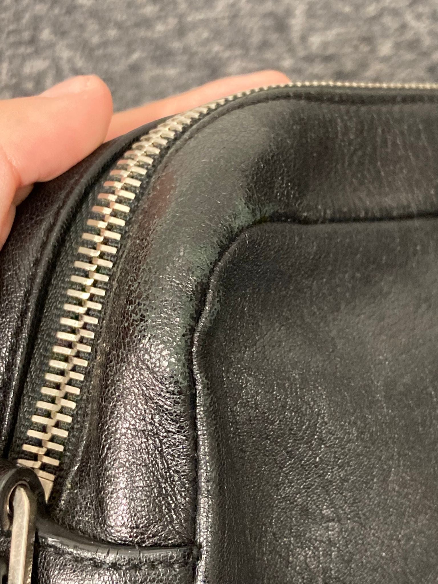 Saint Laurent Lou Camera Bag en piel negra