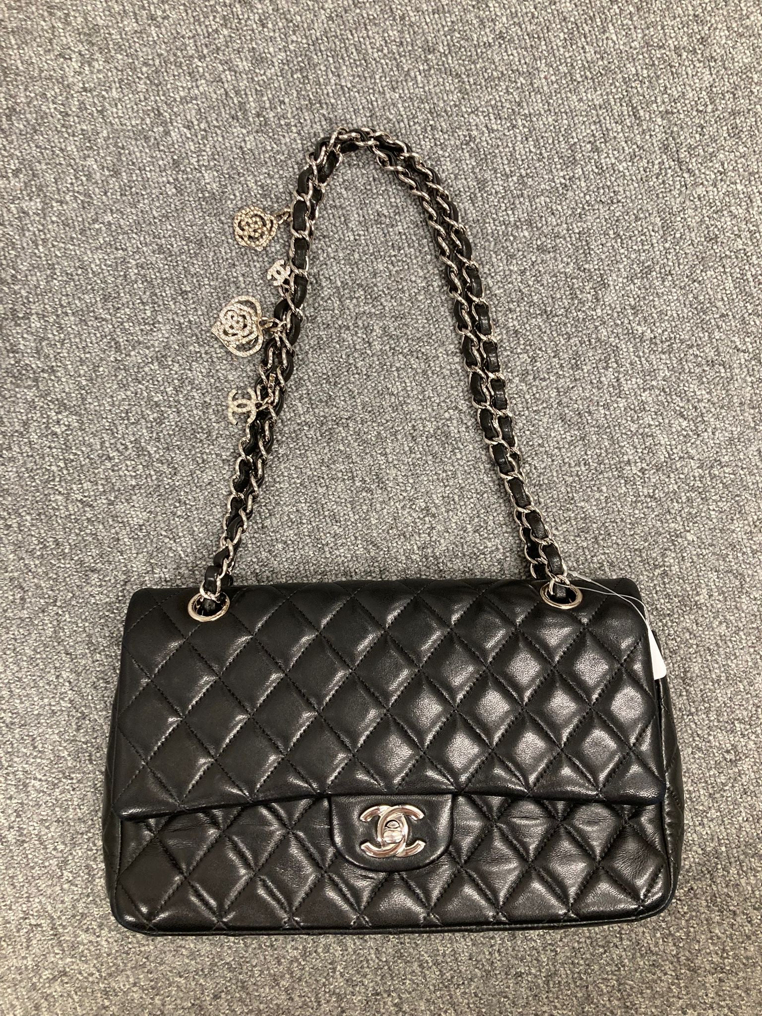 Chanel “Valentine” Matelassé 25 en piel negra con charms