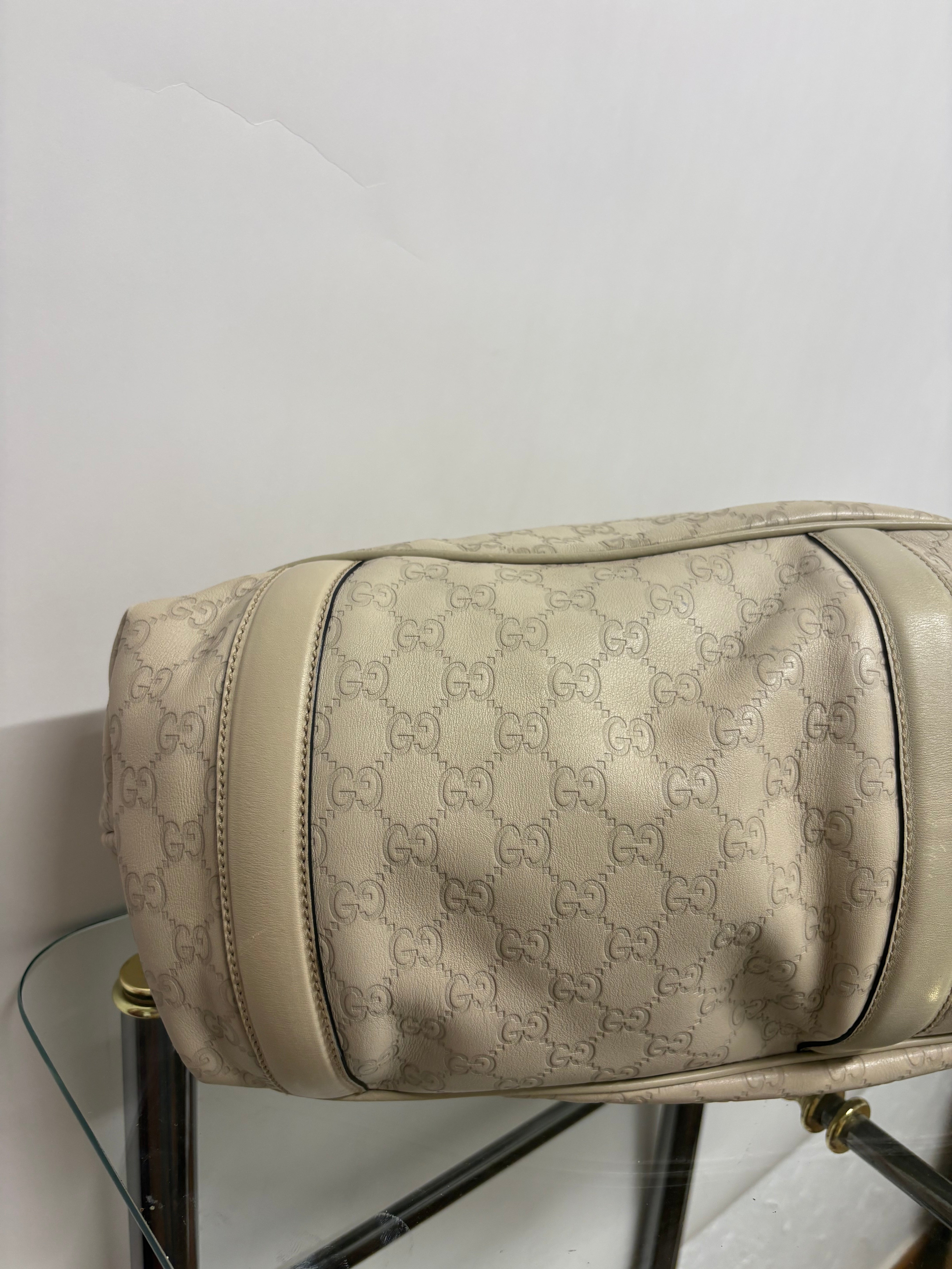 Gucci Pelham grande en piel Guccissima blanca marfil