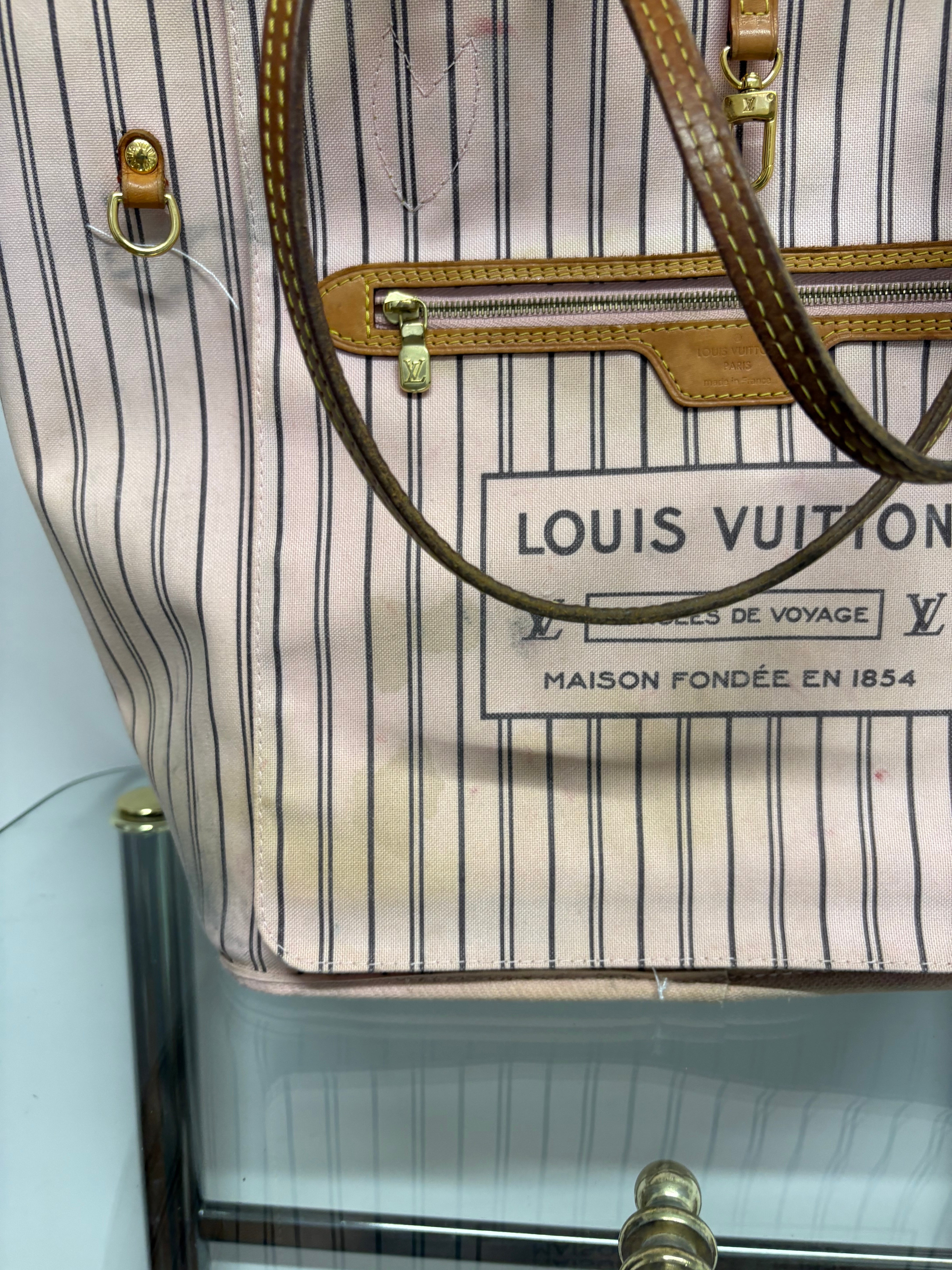Louis Vuitton Neverfull MM monogram interior Rosa