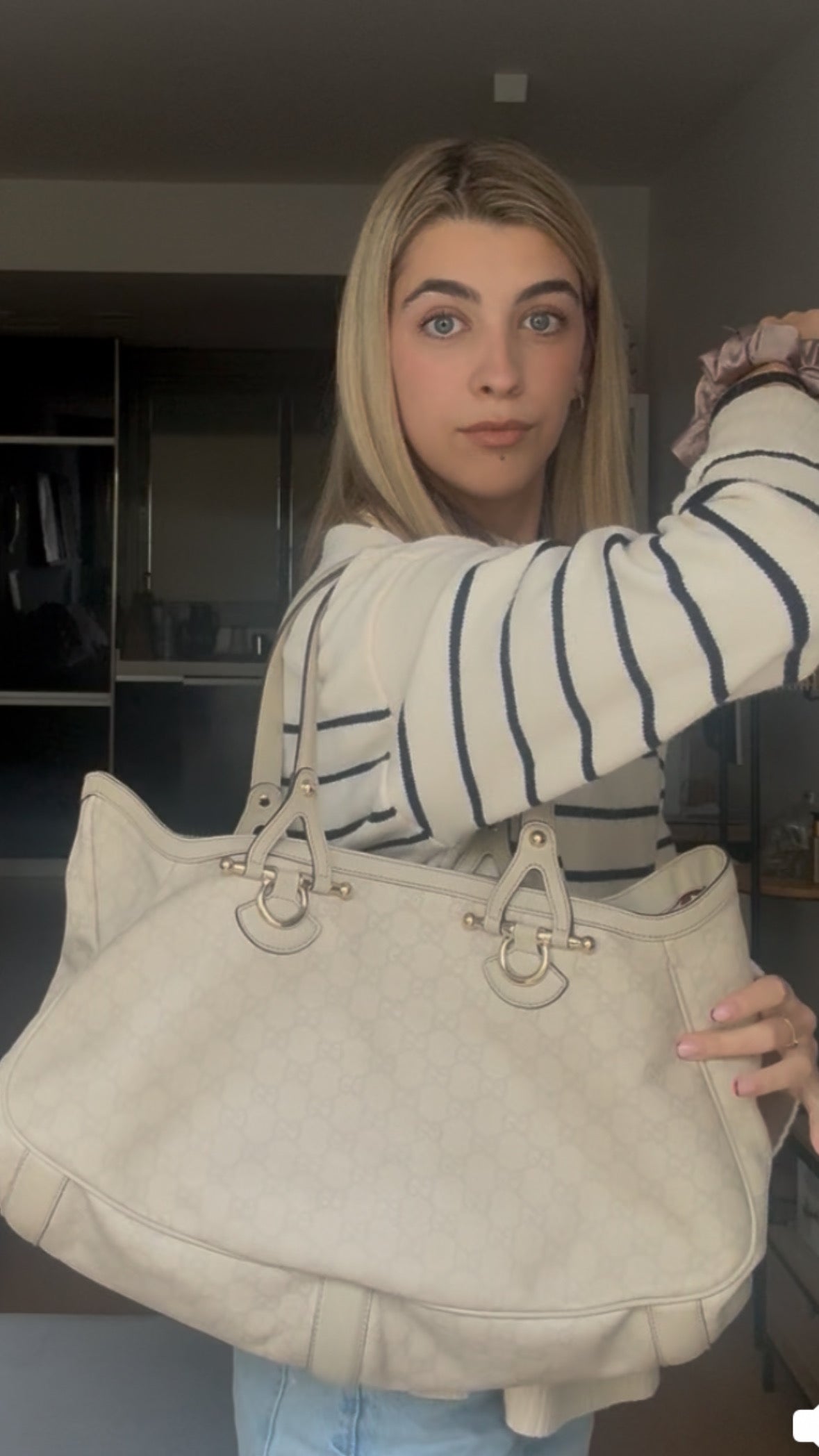 Gucci Pelham grande en piel Guccissima blanca marfil