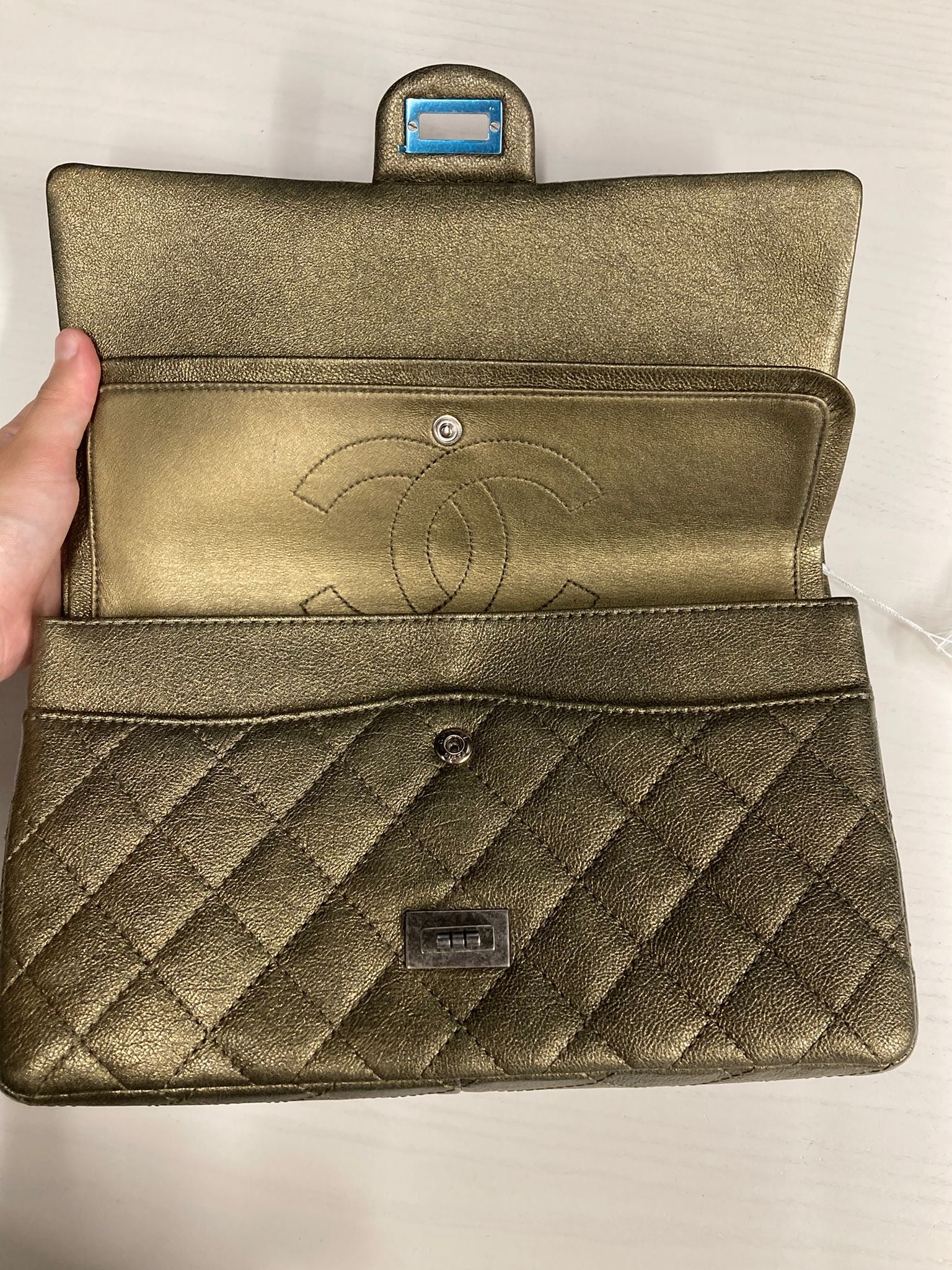 Chanel 2.55 Double Flap 28 en Piel de Ternera Verde Metalizado con Herrajes Gris/Negro