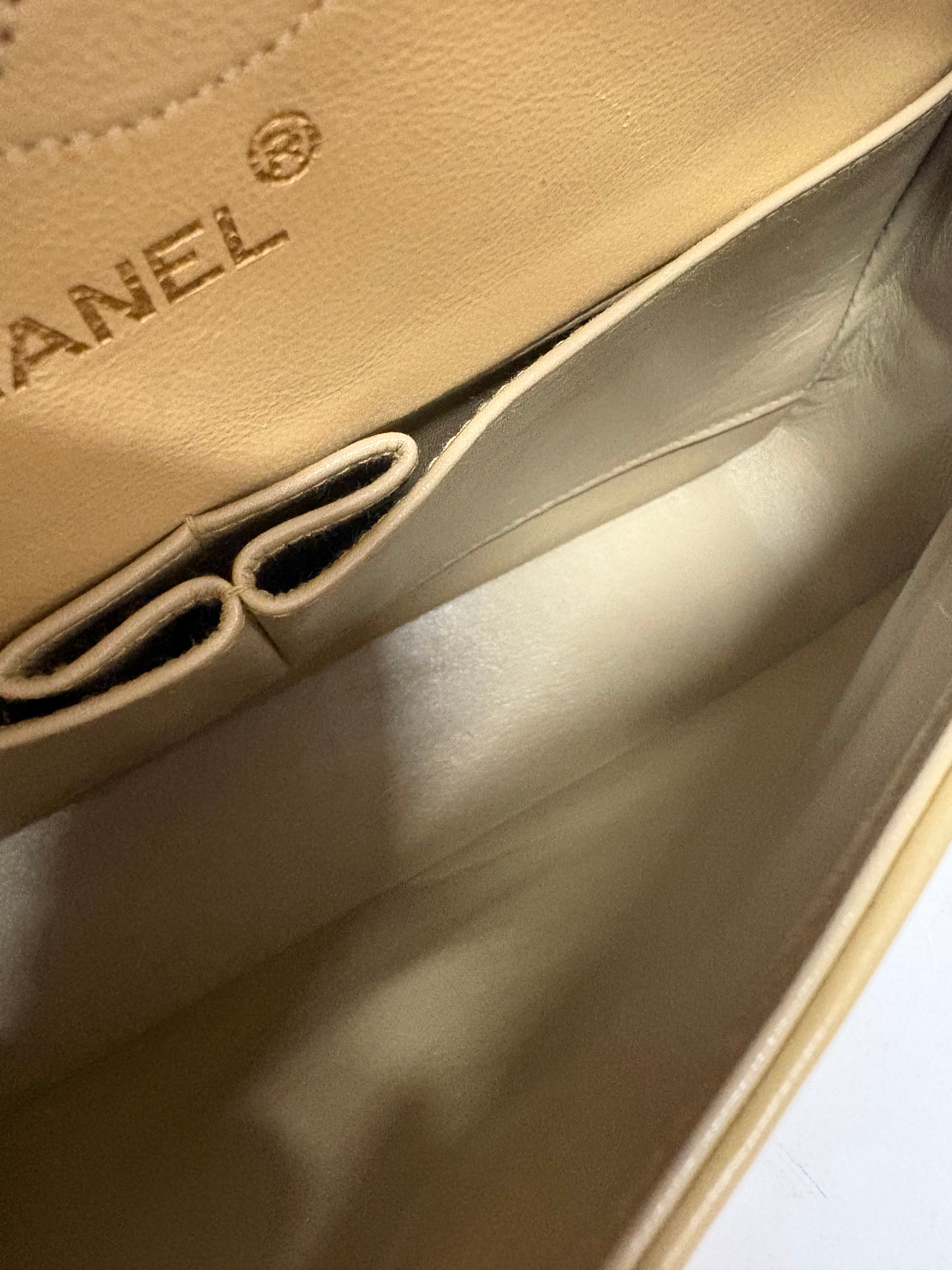 Chanel Timeless 25 Classic Double Flap Beige Mediano En Piel Acolchada Con Cadena Dorada