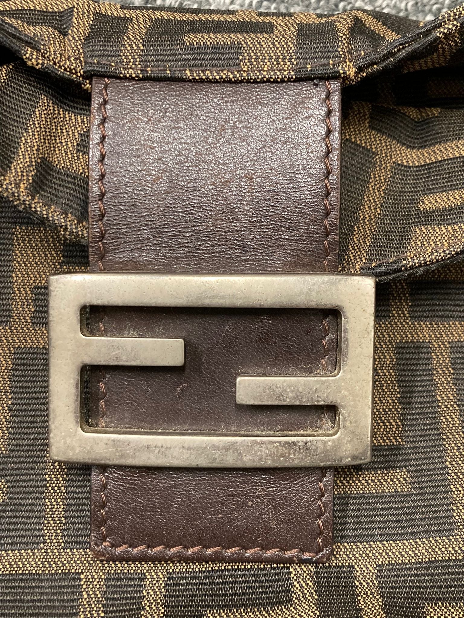 Fendi Zucca hombro con doble solapa – Monograma marrón