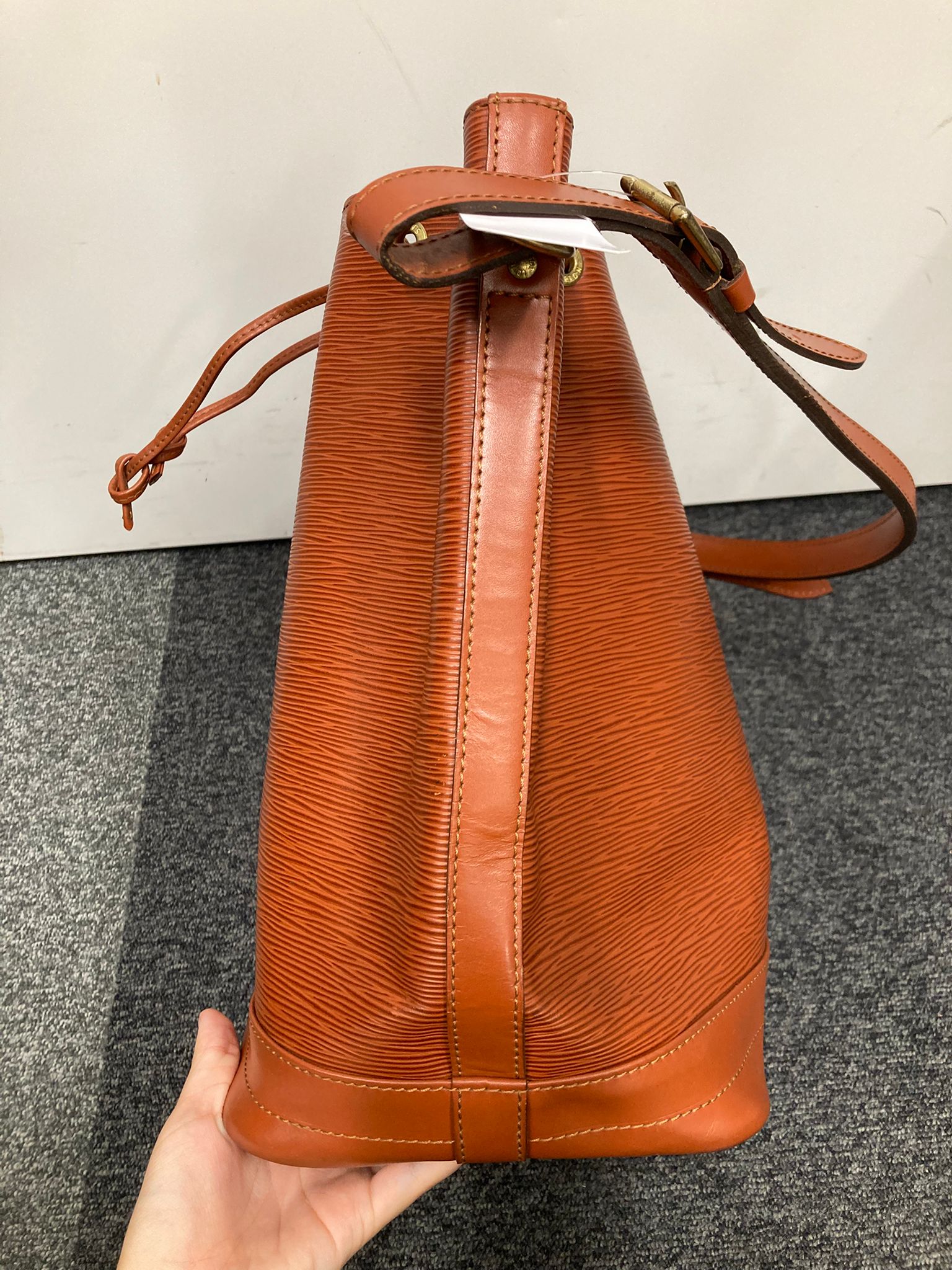 Louis Vuitton Noé Epi Leather Bucket Bag Marrón