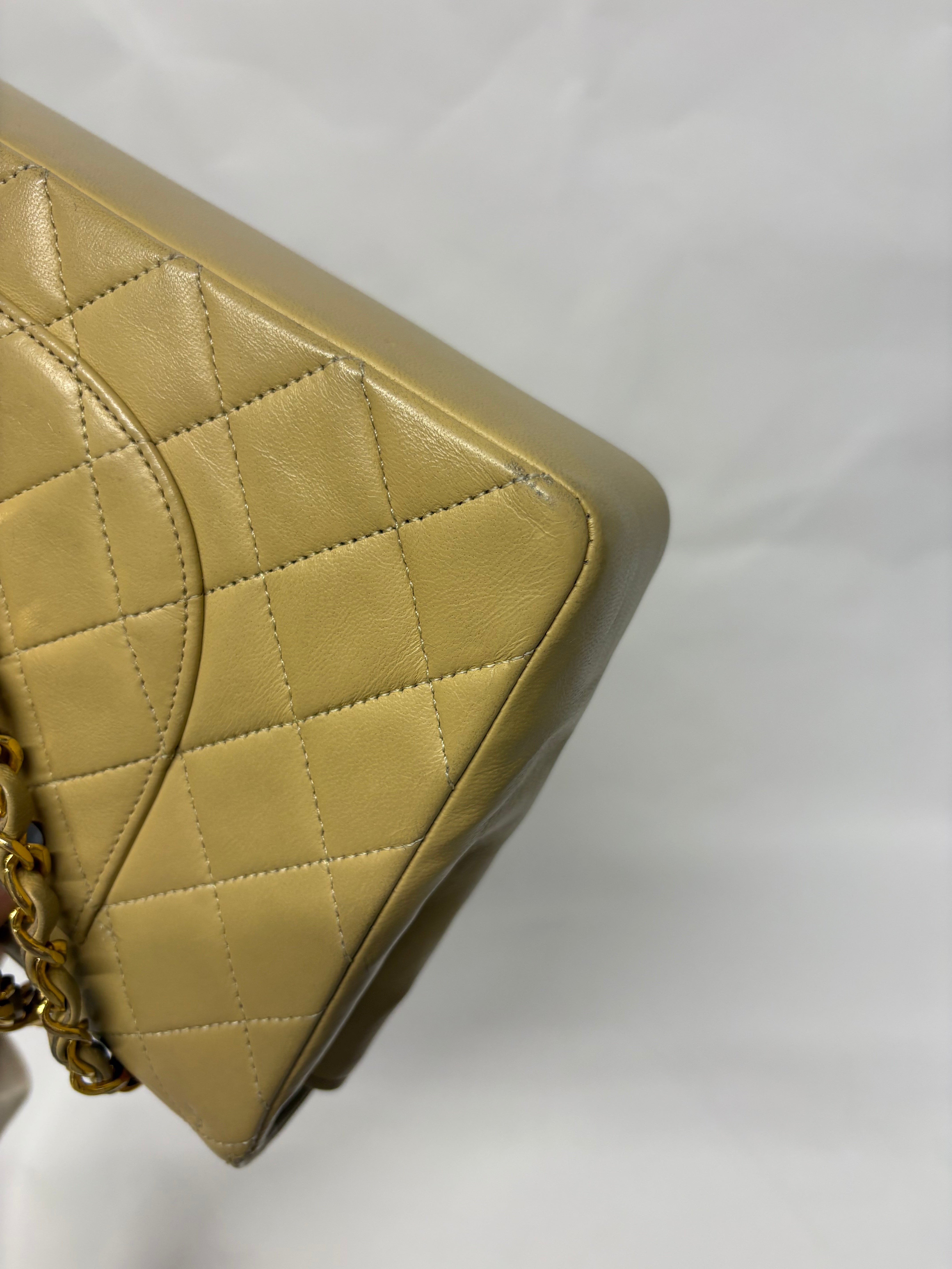 Chanel Timeless 25 Classic Double Flap Beige Mediano En Piel Acolchada Con Cadena Dorada
