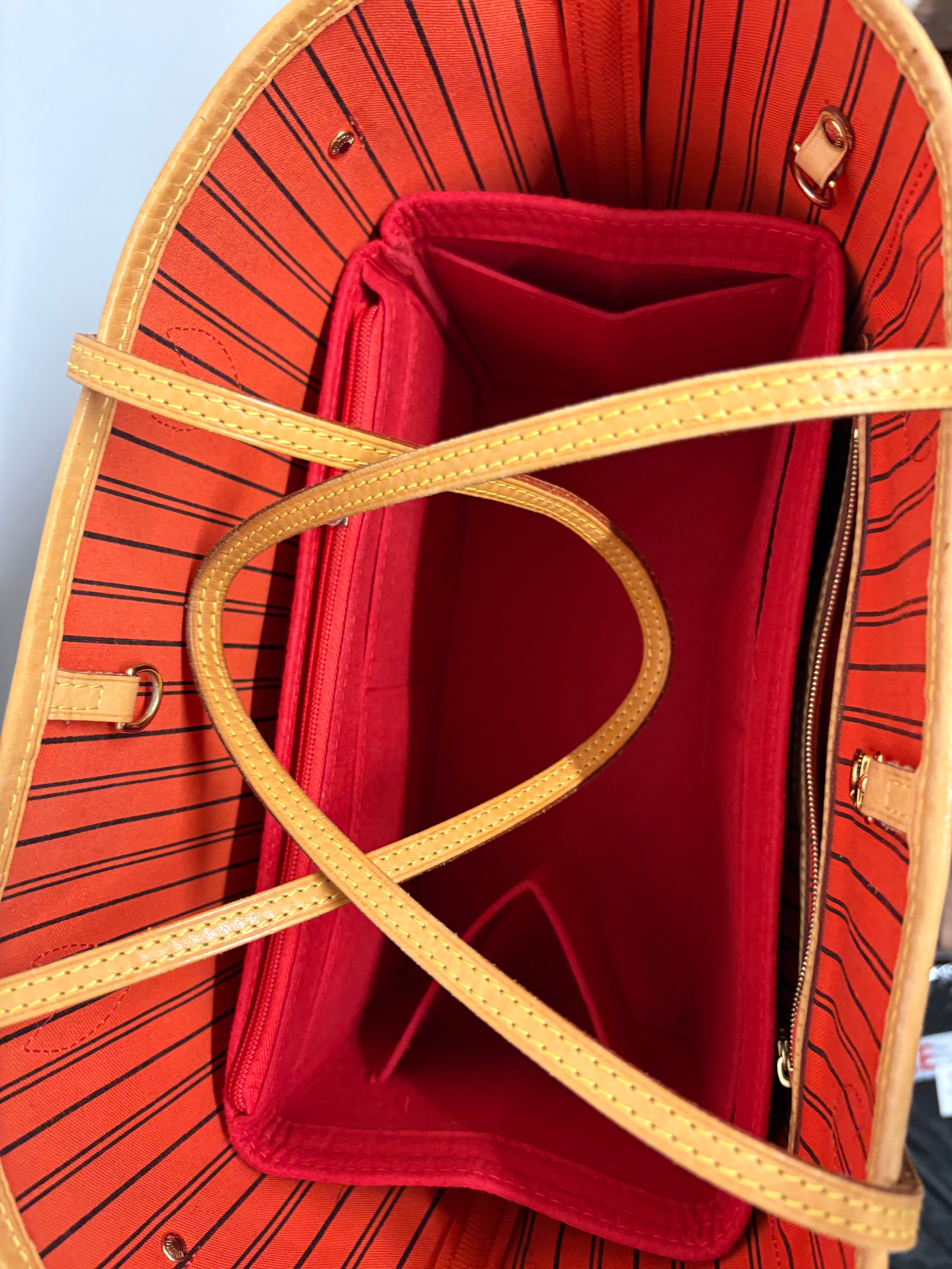 Louis Vuitton Neverfull MM Monogram Interior rojo