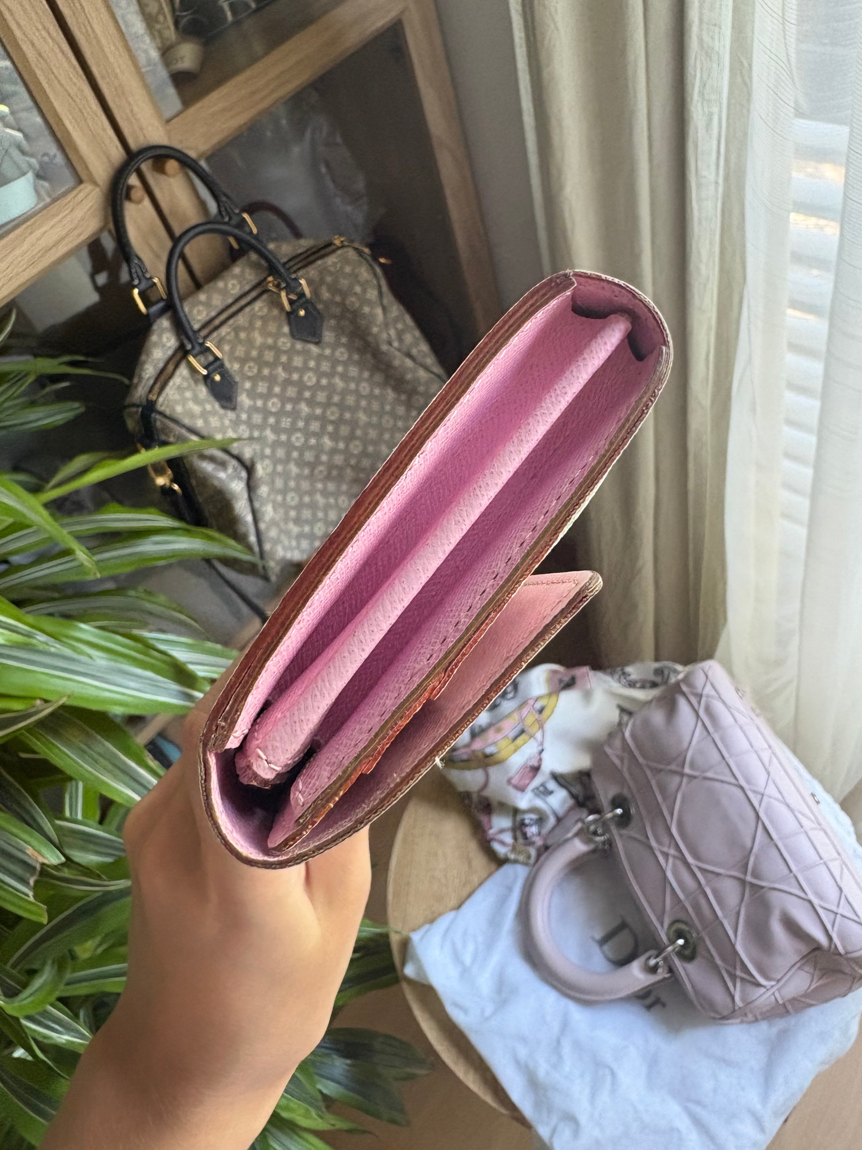 Louis Vuitton Portefeuille Sarah Murakami – Cartera Larga Monogram Multicolor Rosa