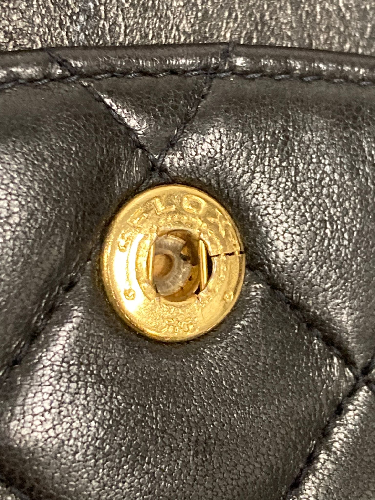 Chanel Timeless doble flap 25 en piel de cordero negra con herrajes dorados