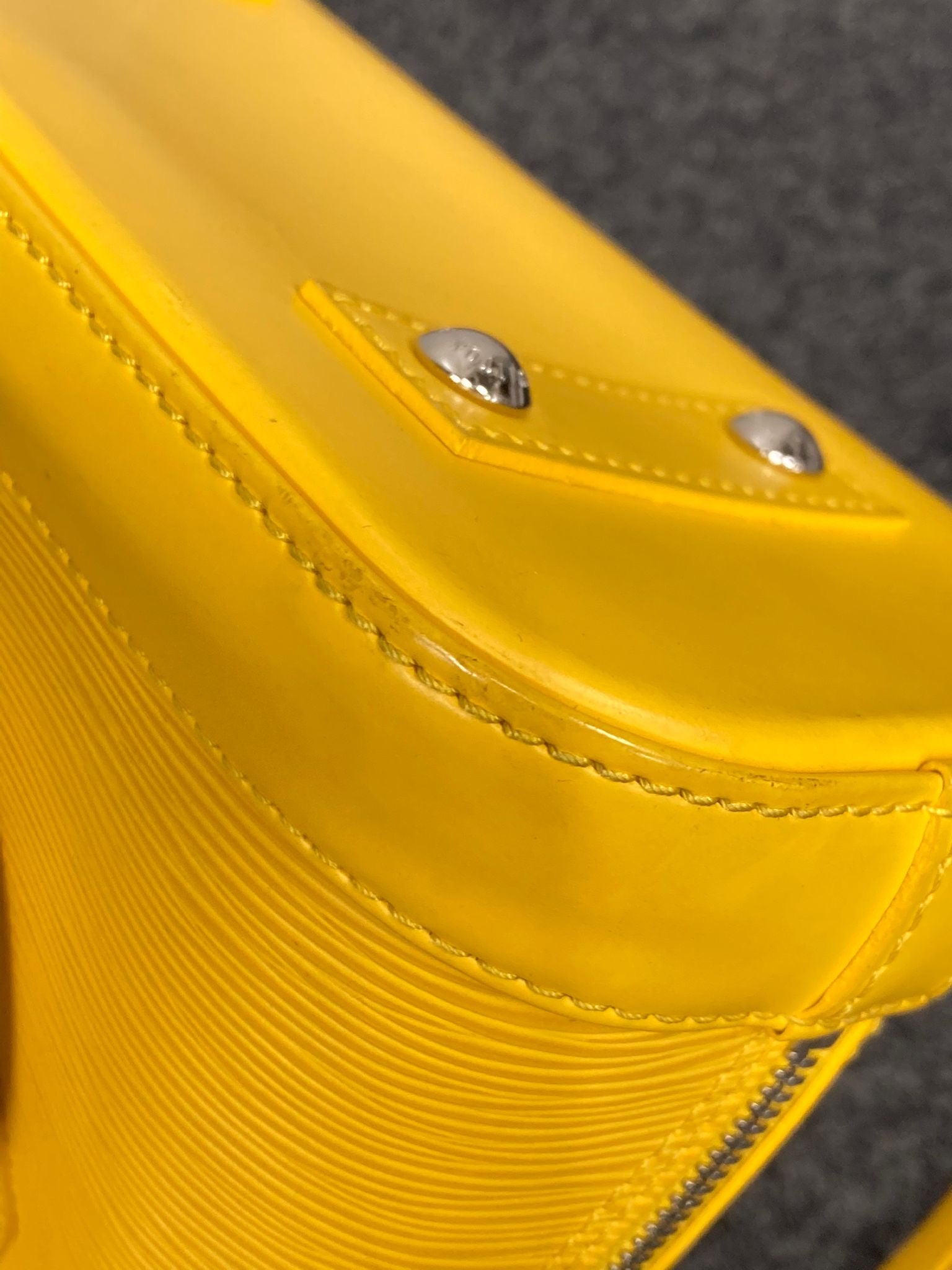 Louis Vuitton Alma bb piel EPI amarillo