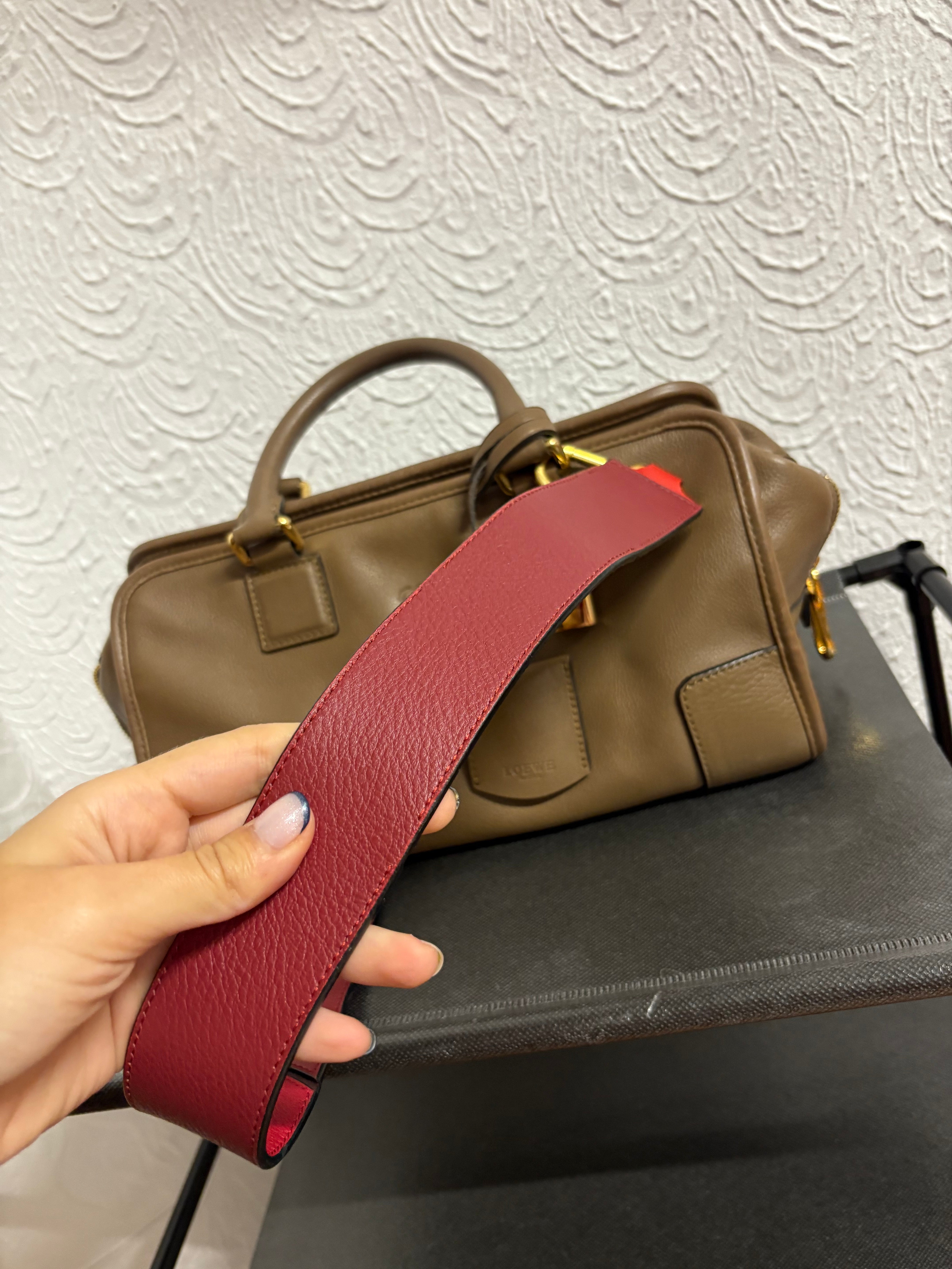 Loewe amazona 30 pequeño piel marrón topo con bandolera extra roja