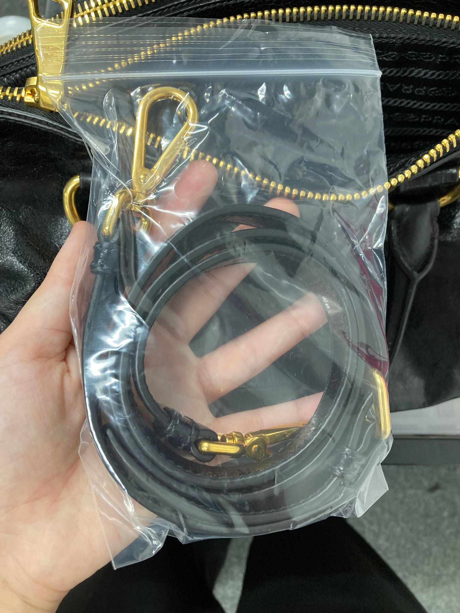 Prada vitello bandolera negra