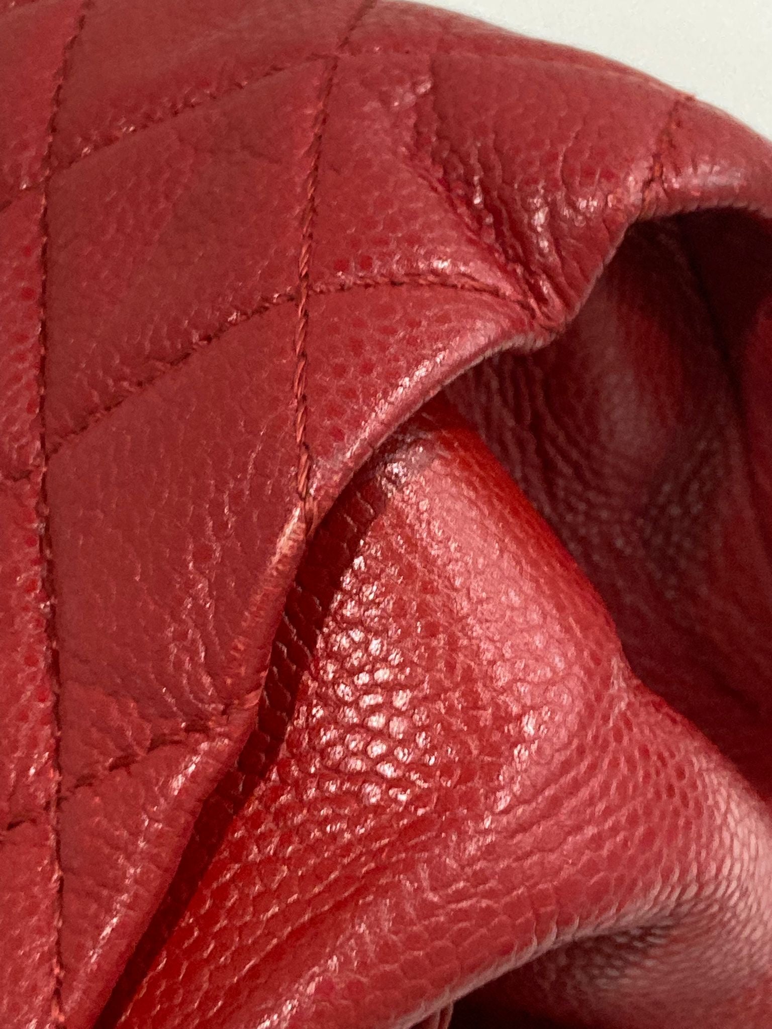 Chanel CC Chain Tote acolchado en piel caviar roja