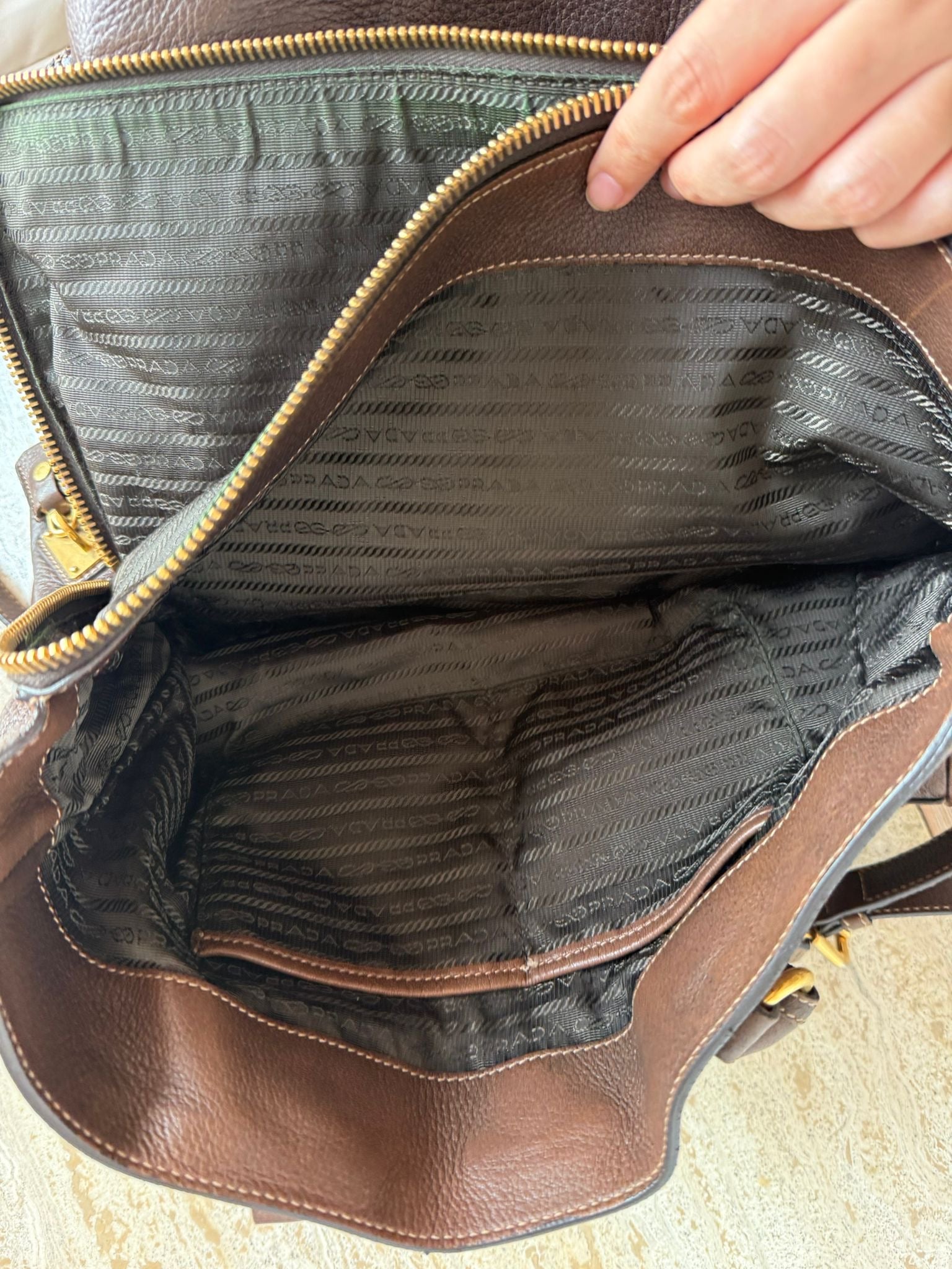 Prada Tote marrón en cuero con bandolera