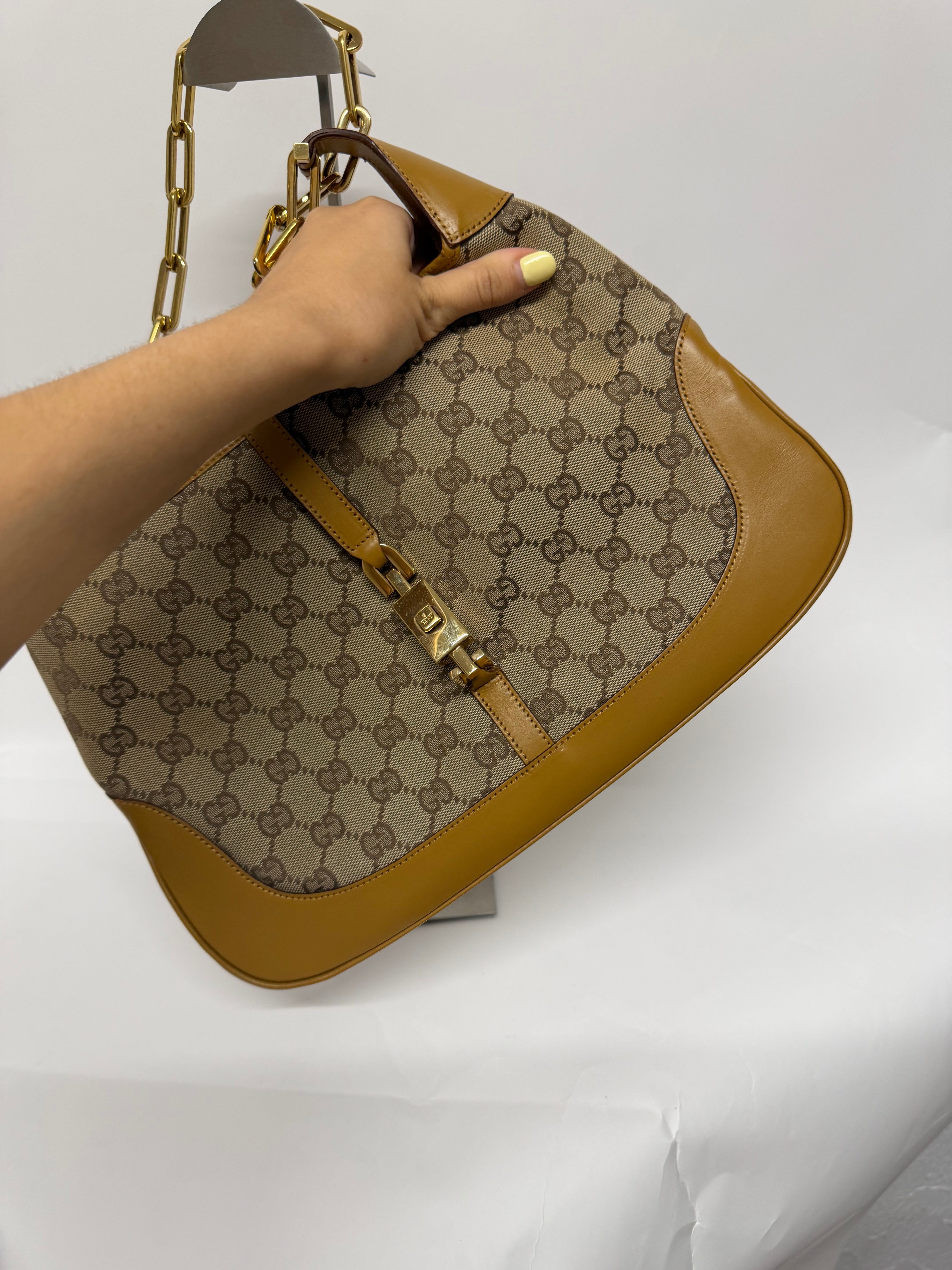 Gucci Jackie GG Canvas Mediano con Cadena Dorada