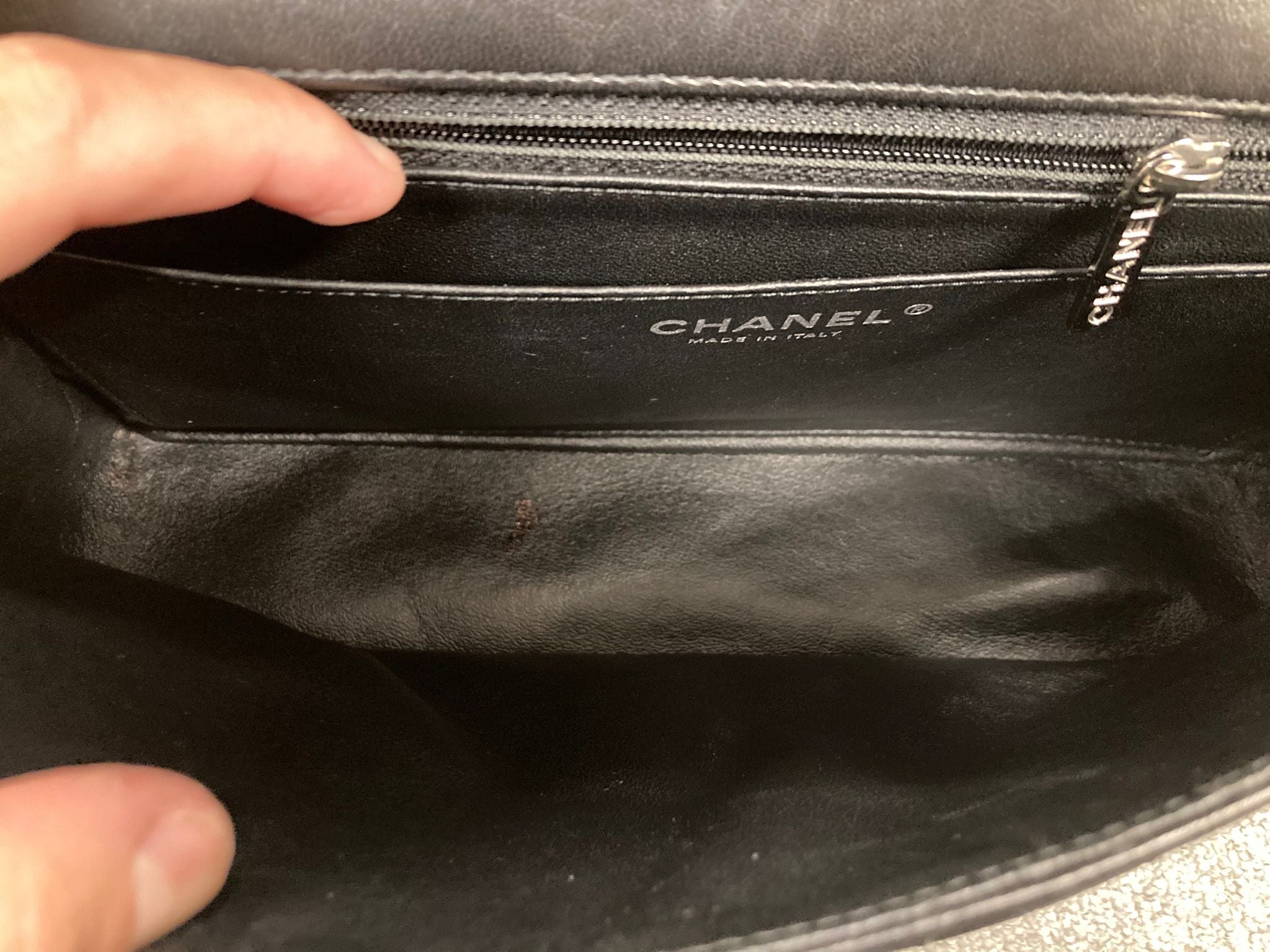 Chanel “Valentine” Matelassé 25 en piel negra con charms