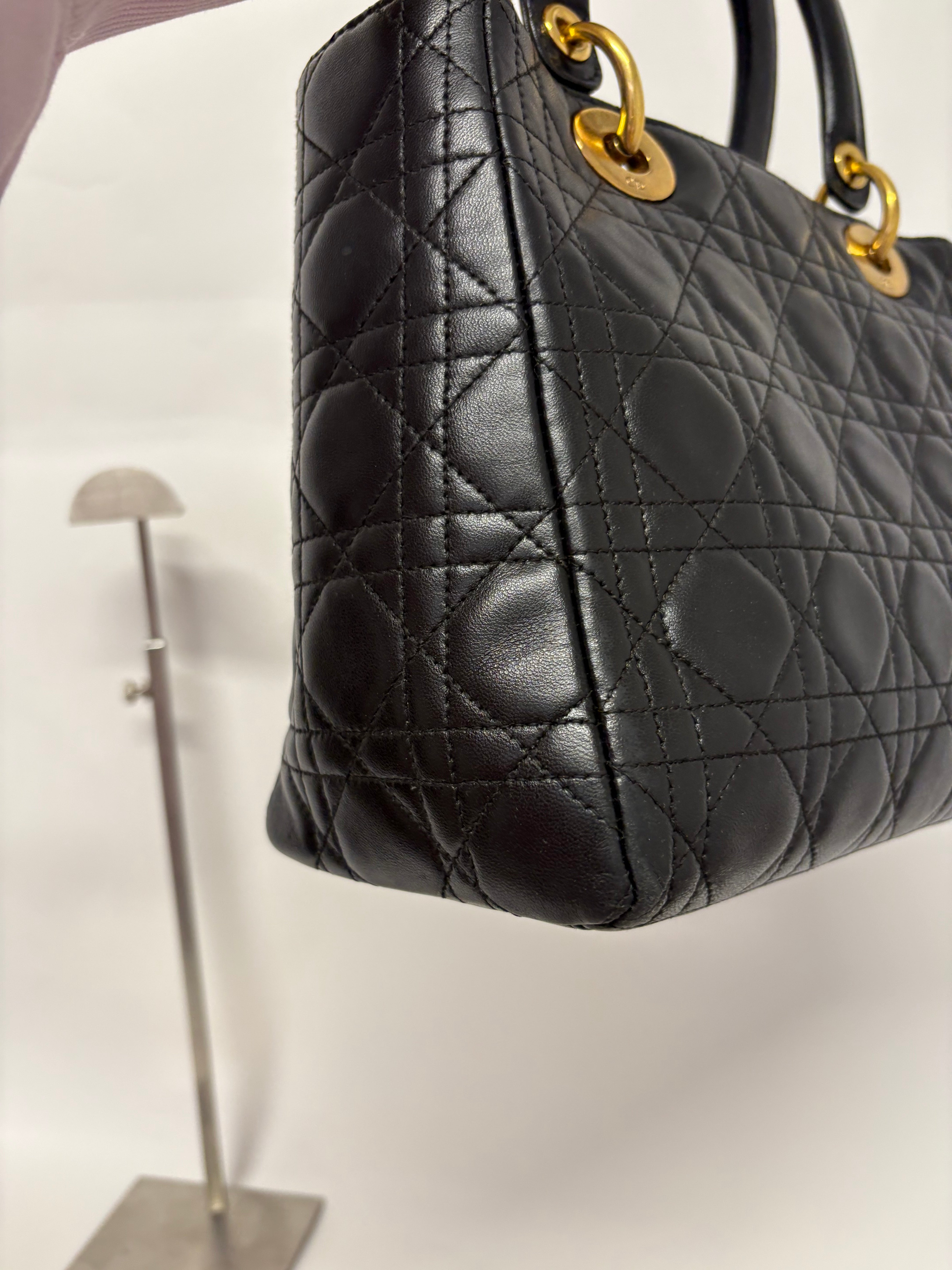 Christian Dior Lady Dior Mediana Cannage Negra y dorado