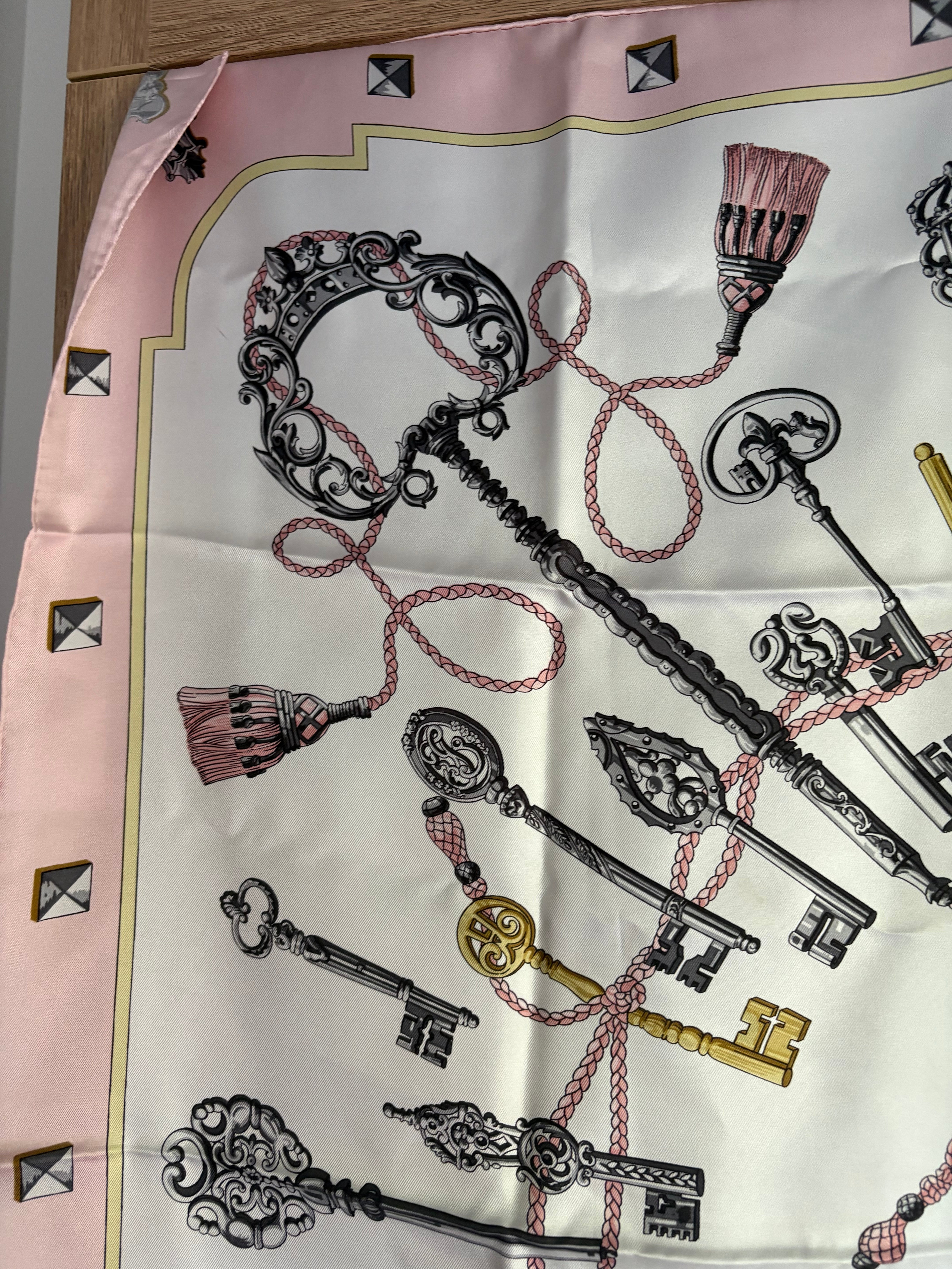 Hermès – Carrè Pañuelo de Seda 88 cm Rosa Claro con Motivo de Llaves en Negro y Dorado
