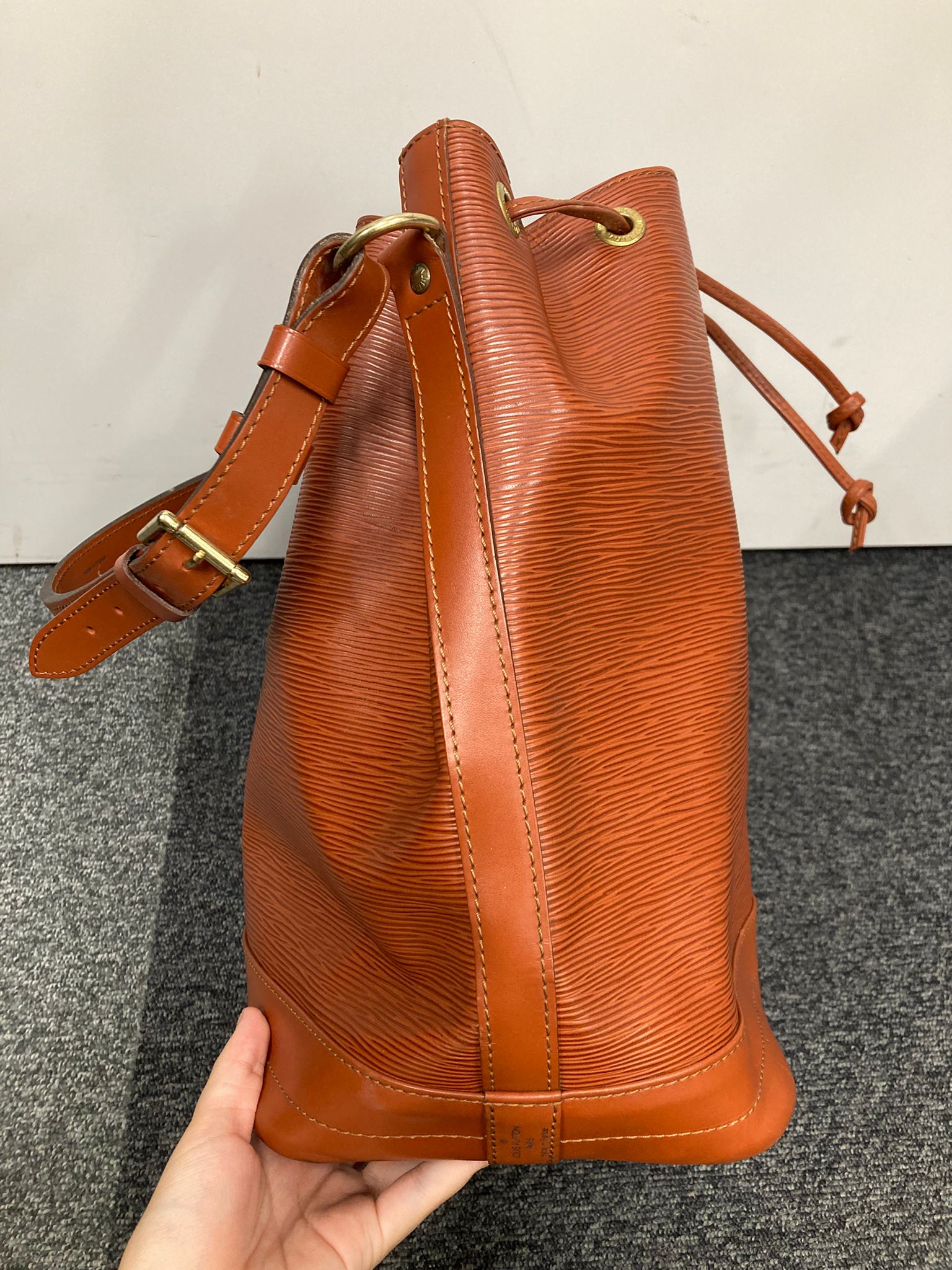 Louis Vuitton Noé Epi Leather Bucket Bag Marrón
