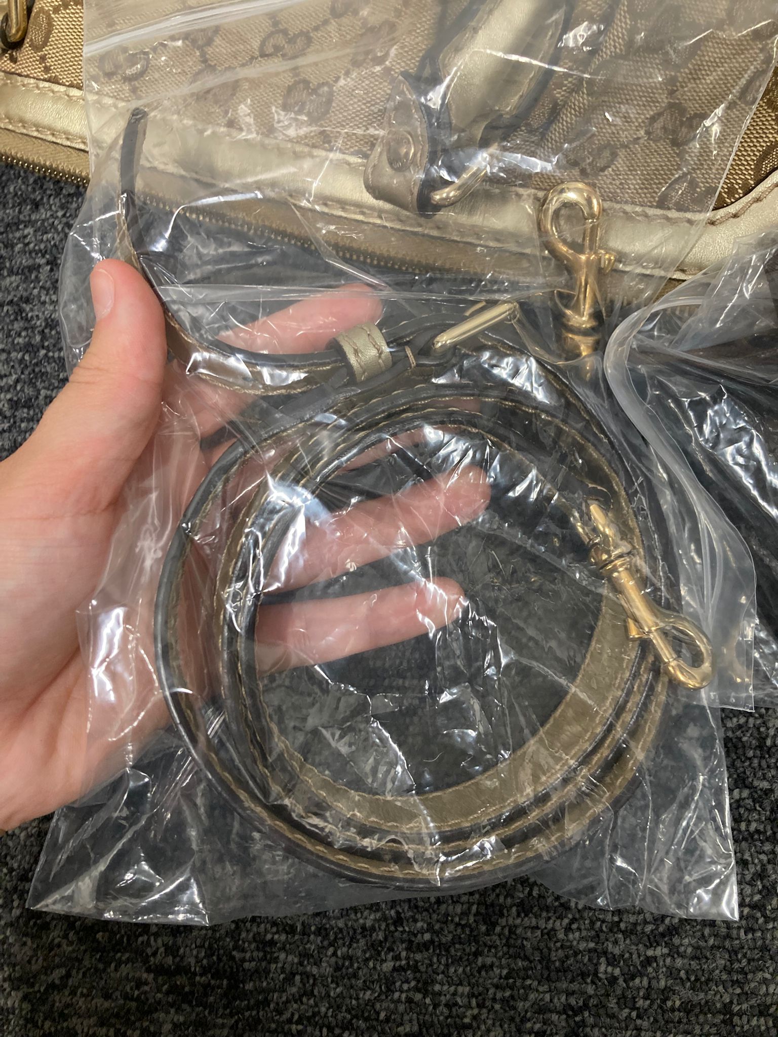 Gucci GG Canvas 2Way Bag en beige y dorado con bandolera