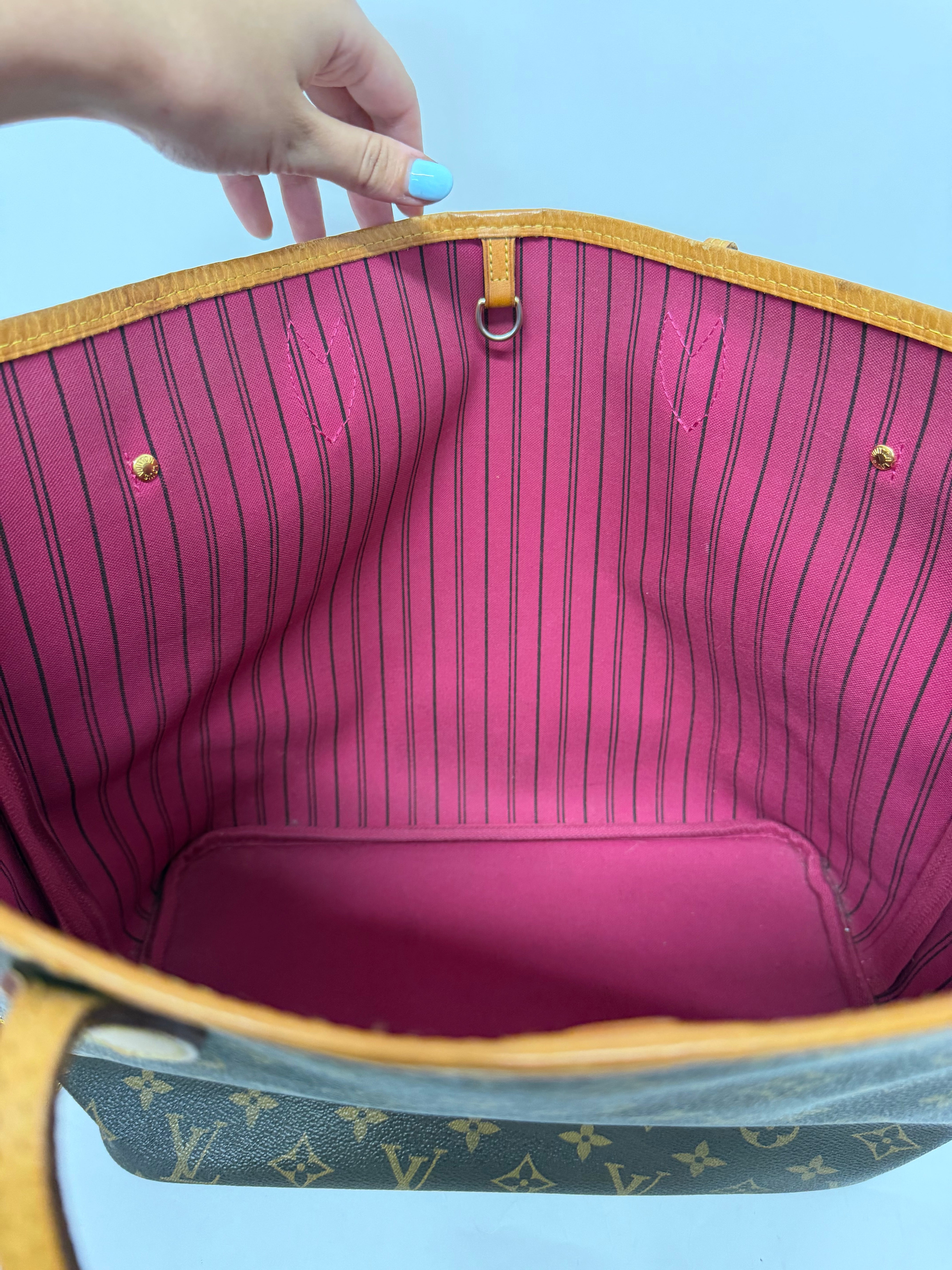 Louis Vuitton Neverfull MM Monogram Interior Fucsia
