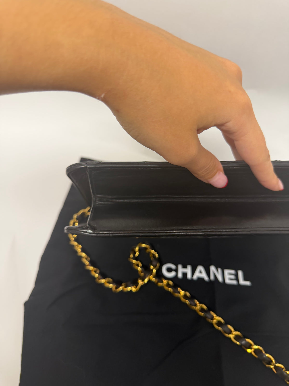 Chanel Classic Single Flap Mediano Piel de Cordero Negra Herrajes Dorados