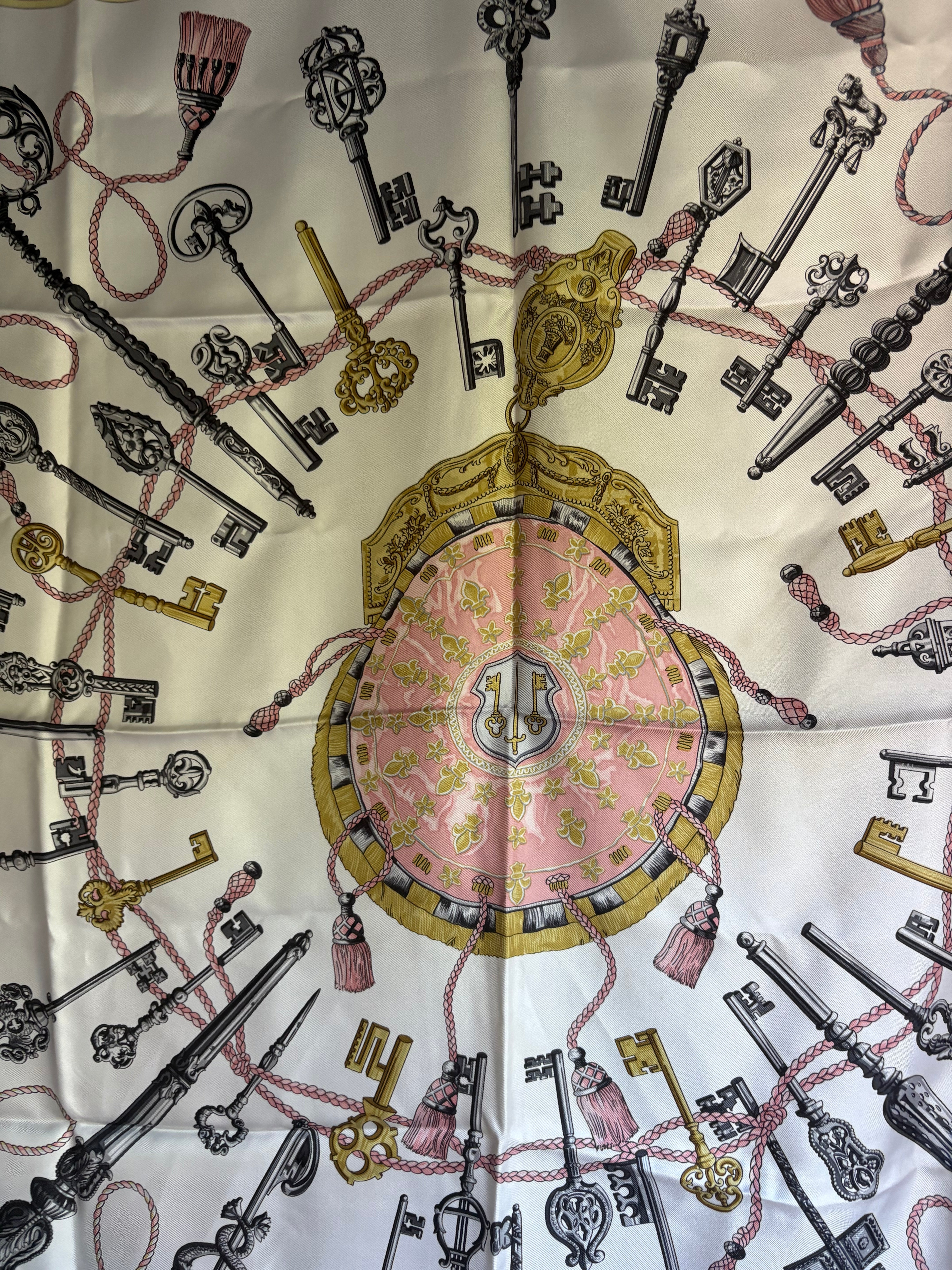 Hermès – Carrè Pañuelo de Seda 88 cm Rosa Claro con Motivo de Llaves en Negro y Dorado
