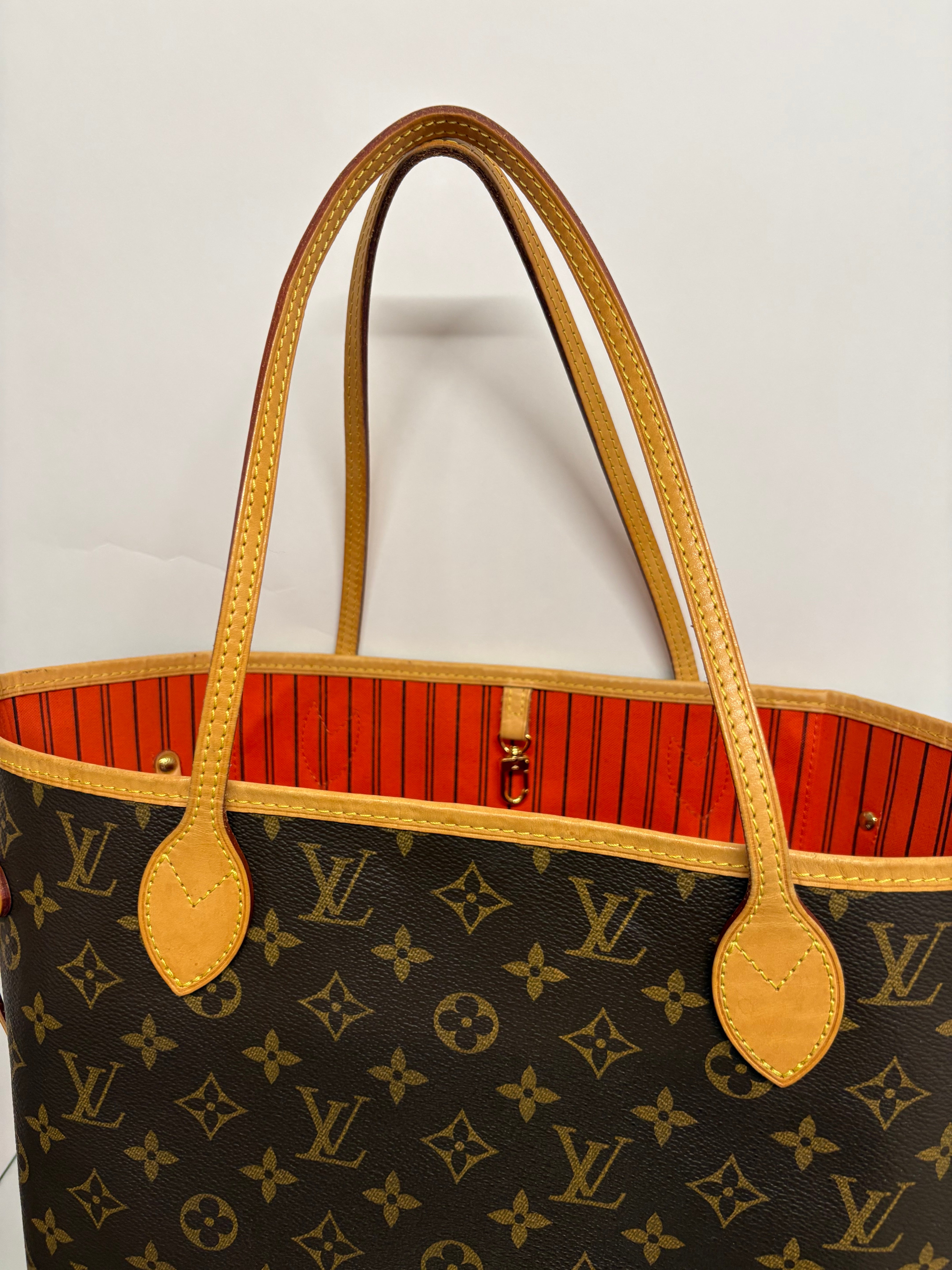 Louis Vuitton Neverfull MM Monogram Interior rojo