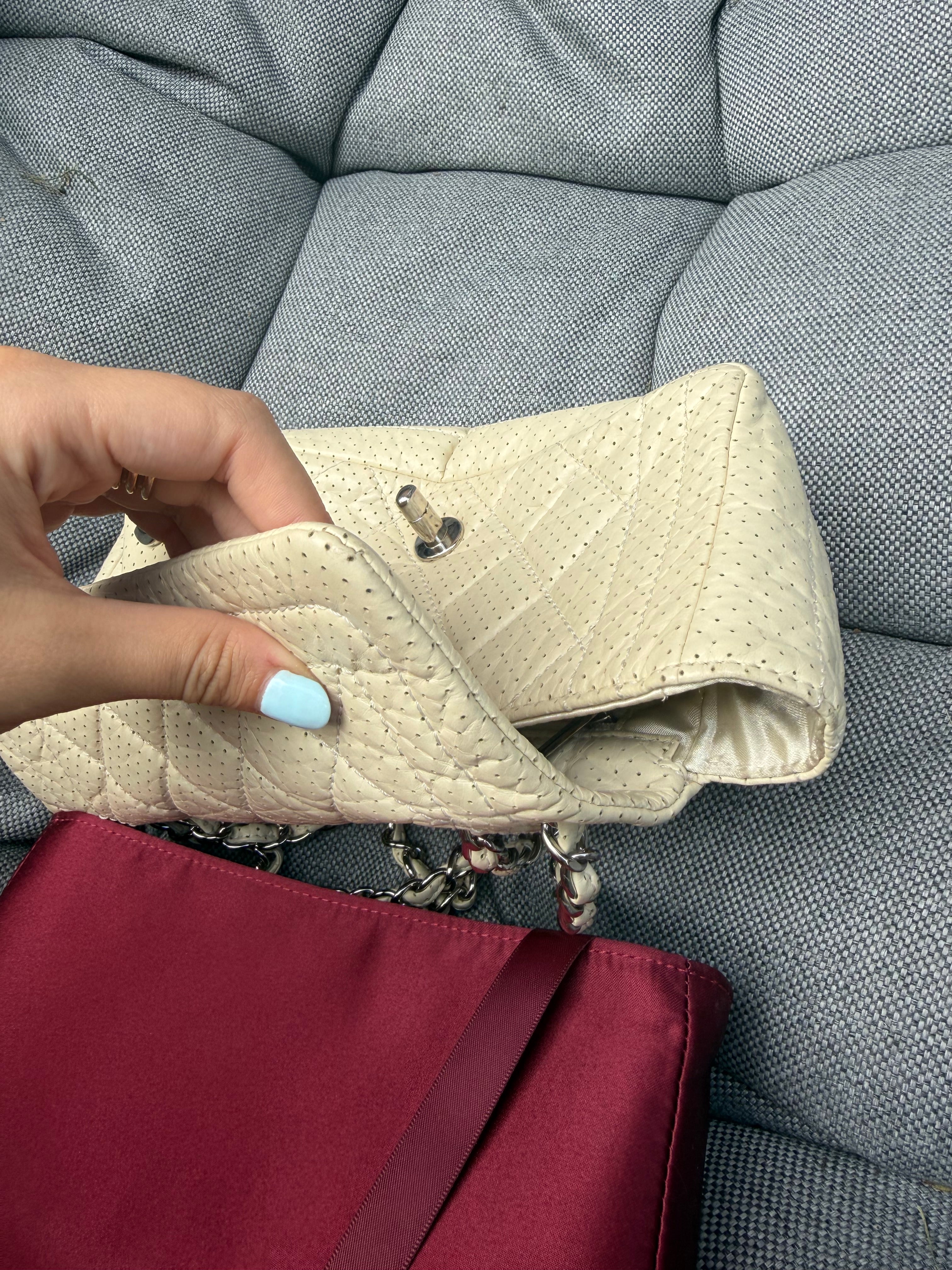 Chanel One Flap Small · Piel Perforada Marfil · Herrajes Plata
