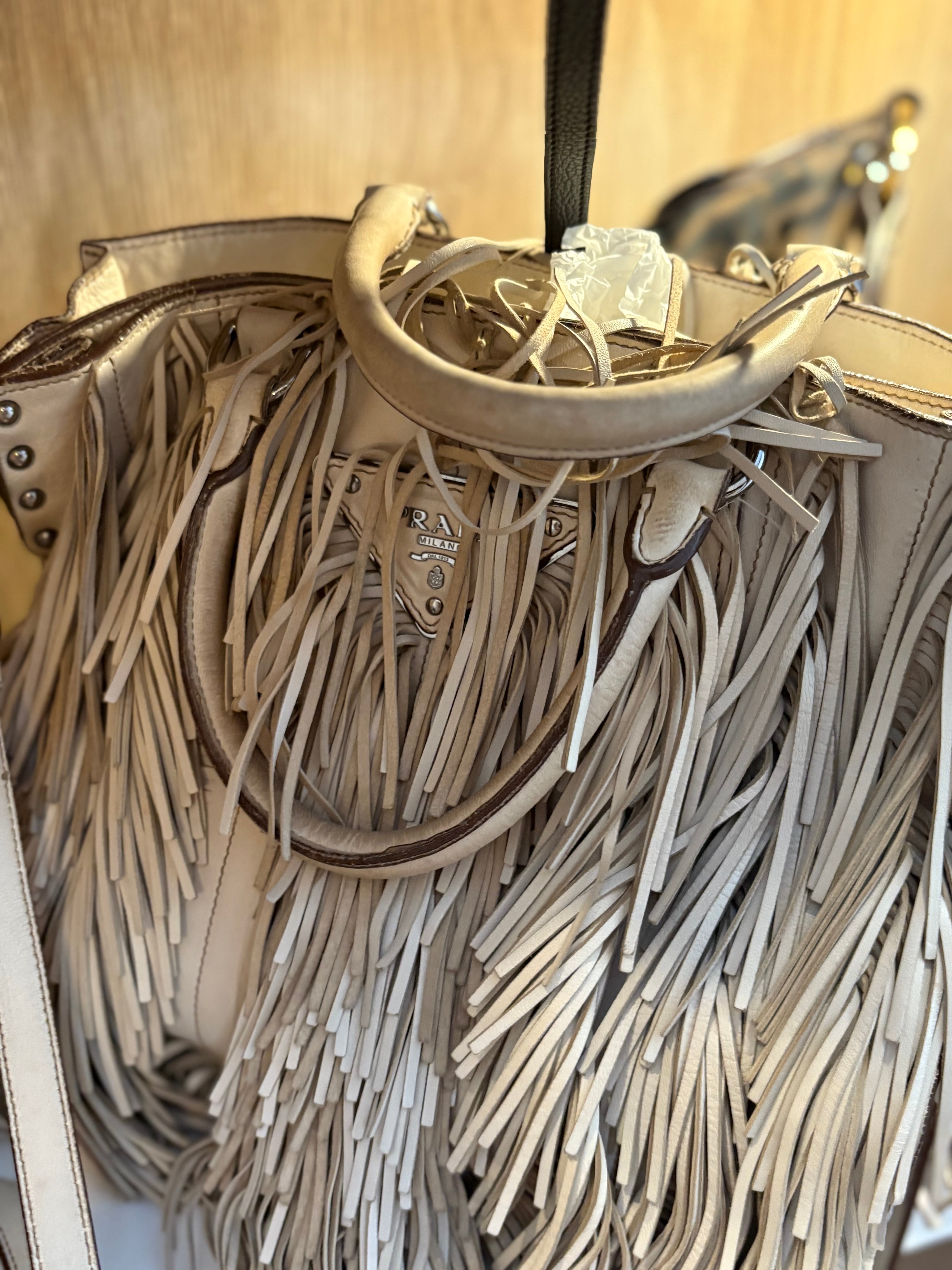 Prada Bandolera Edición Especial con Flecos y Tachuelas – Blanco crudo