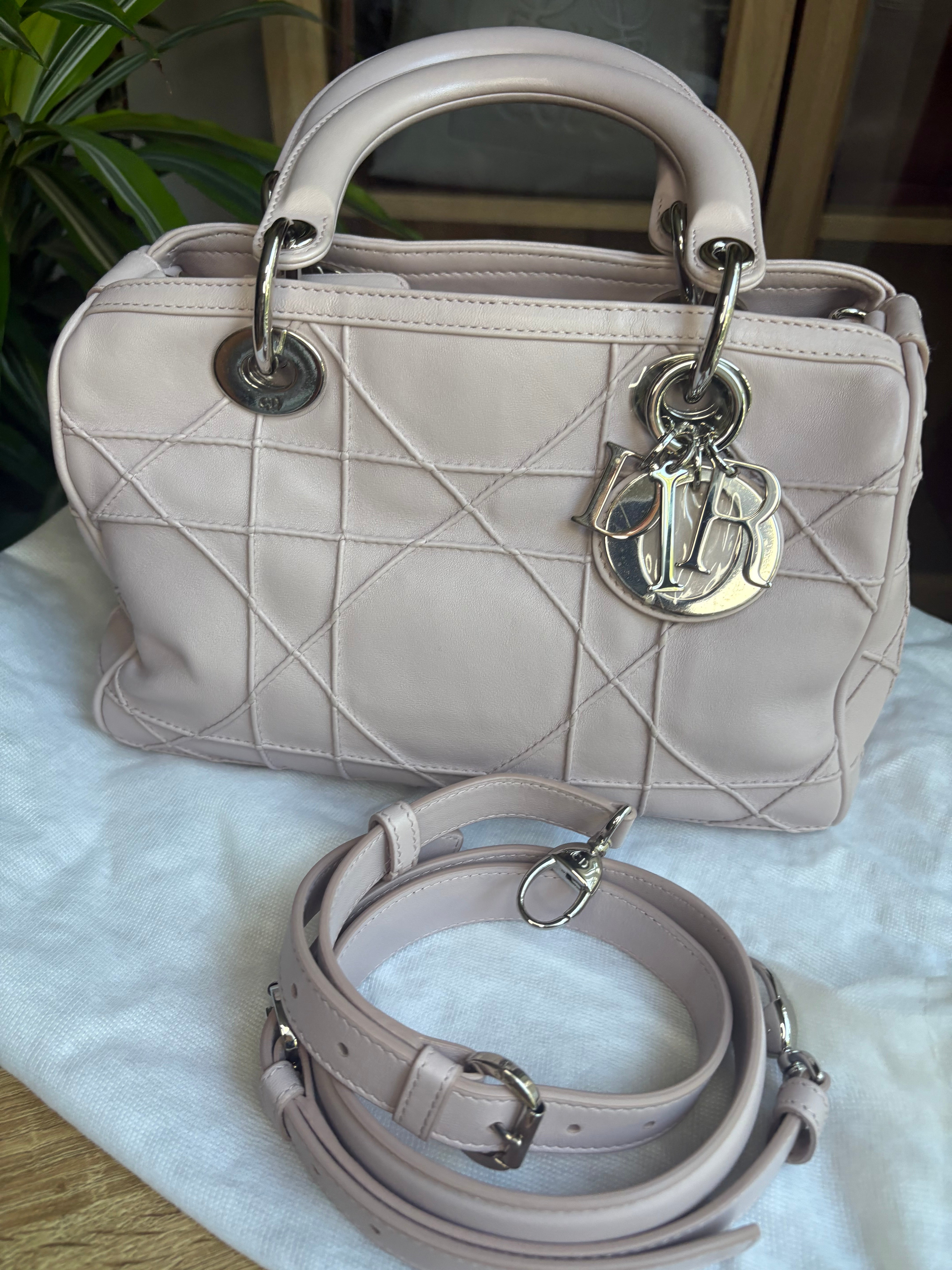 Christian Dior Lady Dior Granville – Rosa Palo con Herrajes Plateados y Bandolera