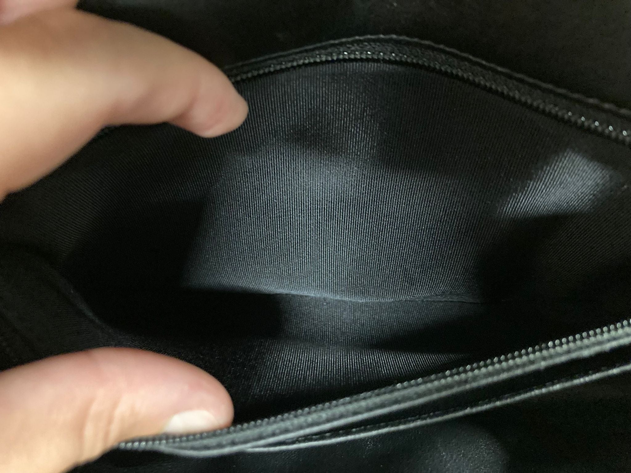 Chanel “Valentine” Matelassé 25 en piel negra con charms