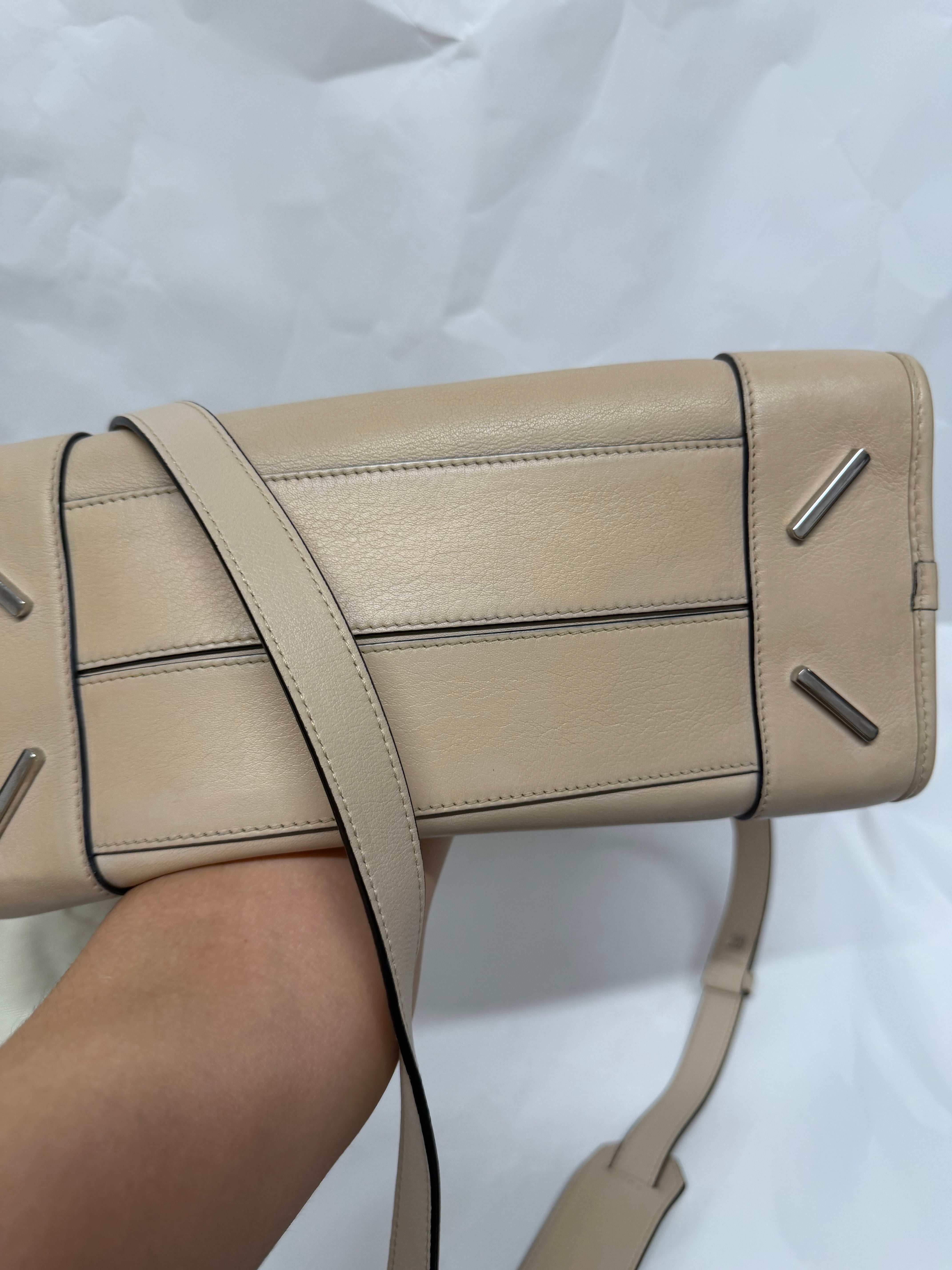 Loewe Amazona 28 beige arena con bandolera