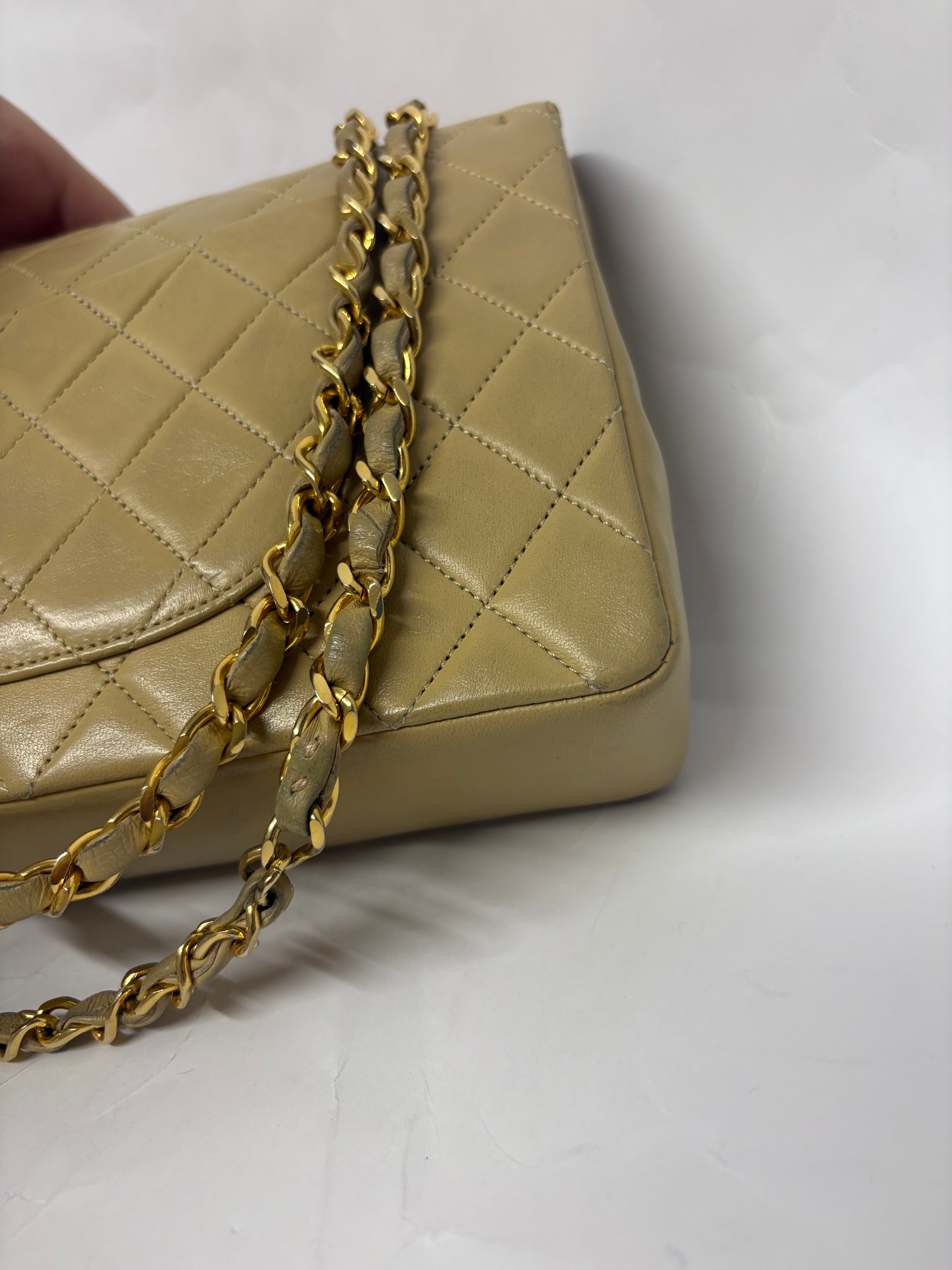 Chanel Timeless 25 Classic Double Flap Beige Mediano En Piel Acolchada Con Cadena Dorada