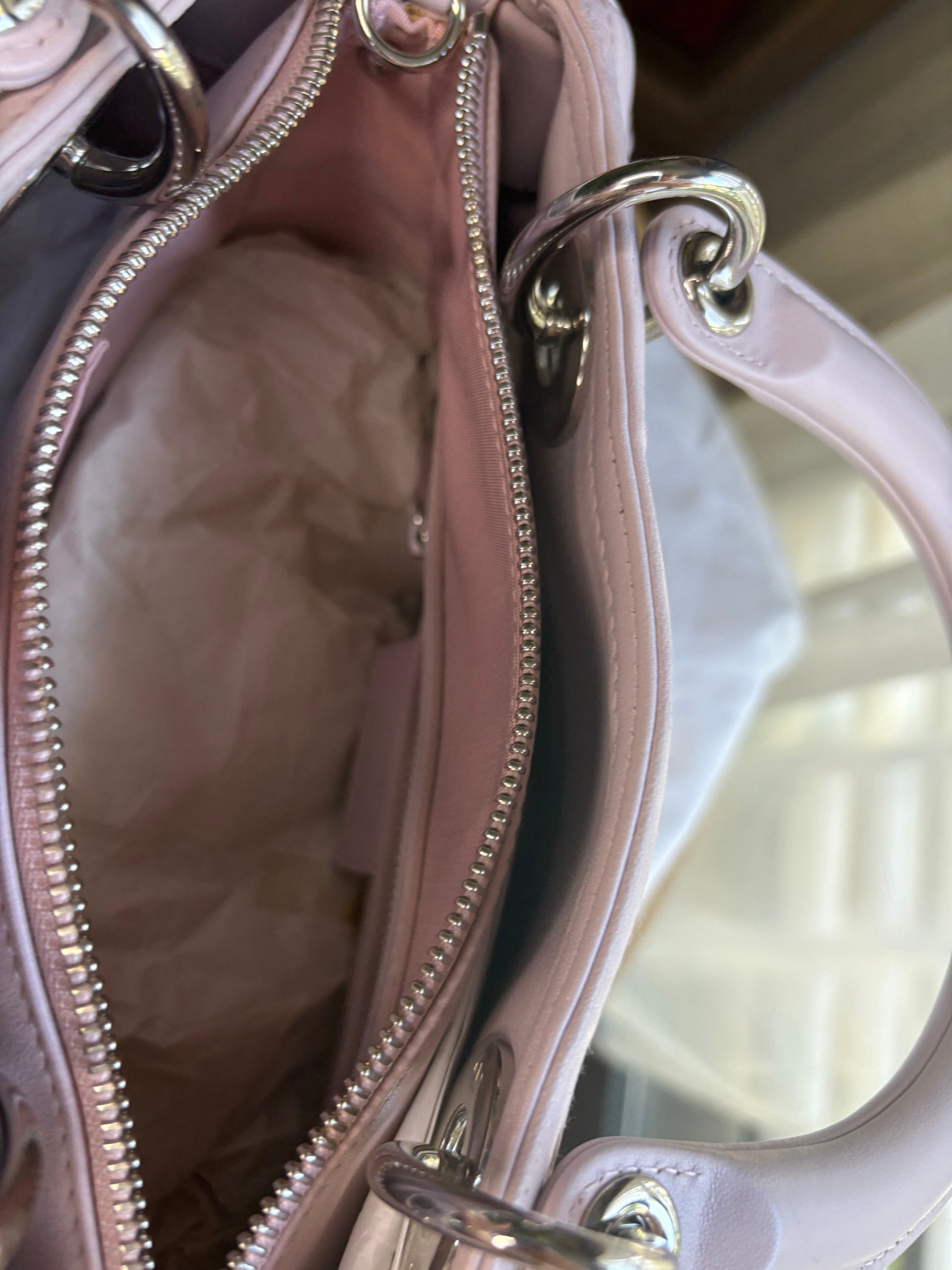 Christian Dior Lady Dior Granville – Rosa Palo con Herrajes Plateados y Bandolera
