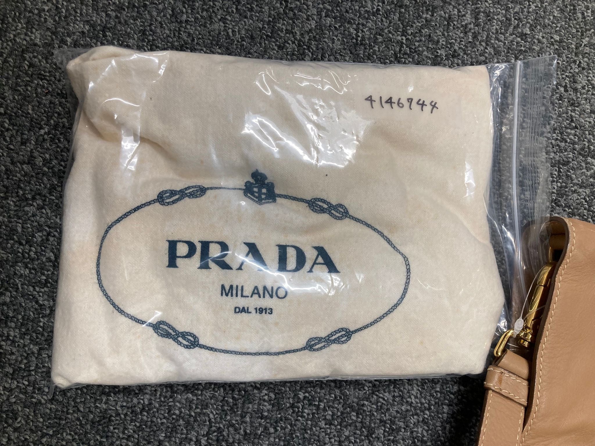 Prada Logo 2way Tote – Piel beige