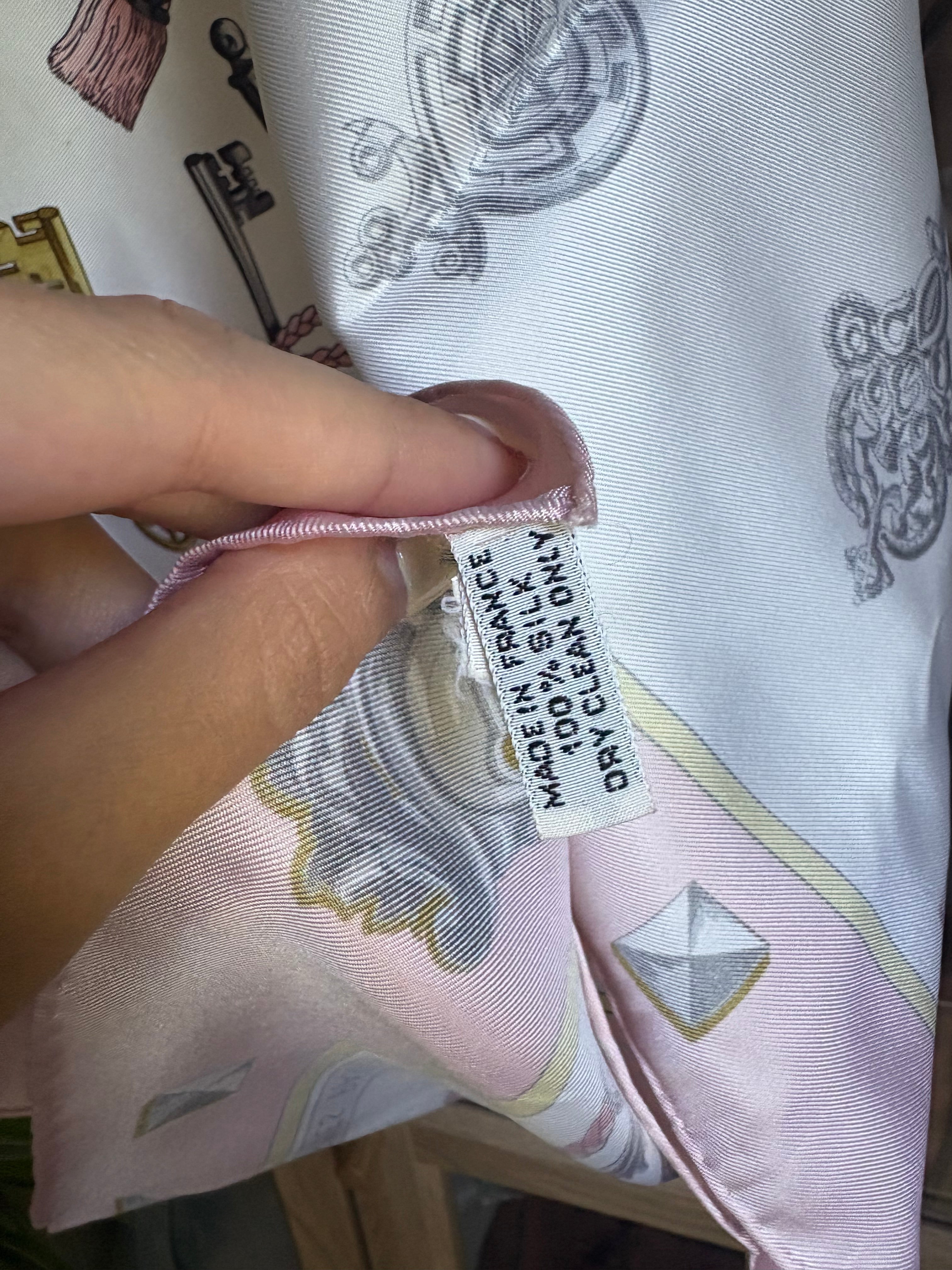 Hermès – Carrè Pañuelo de Seda 88 cm Rosa Claro con Motivo de Llaves en Negro y Dorado