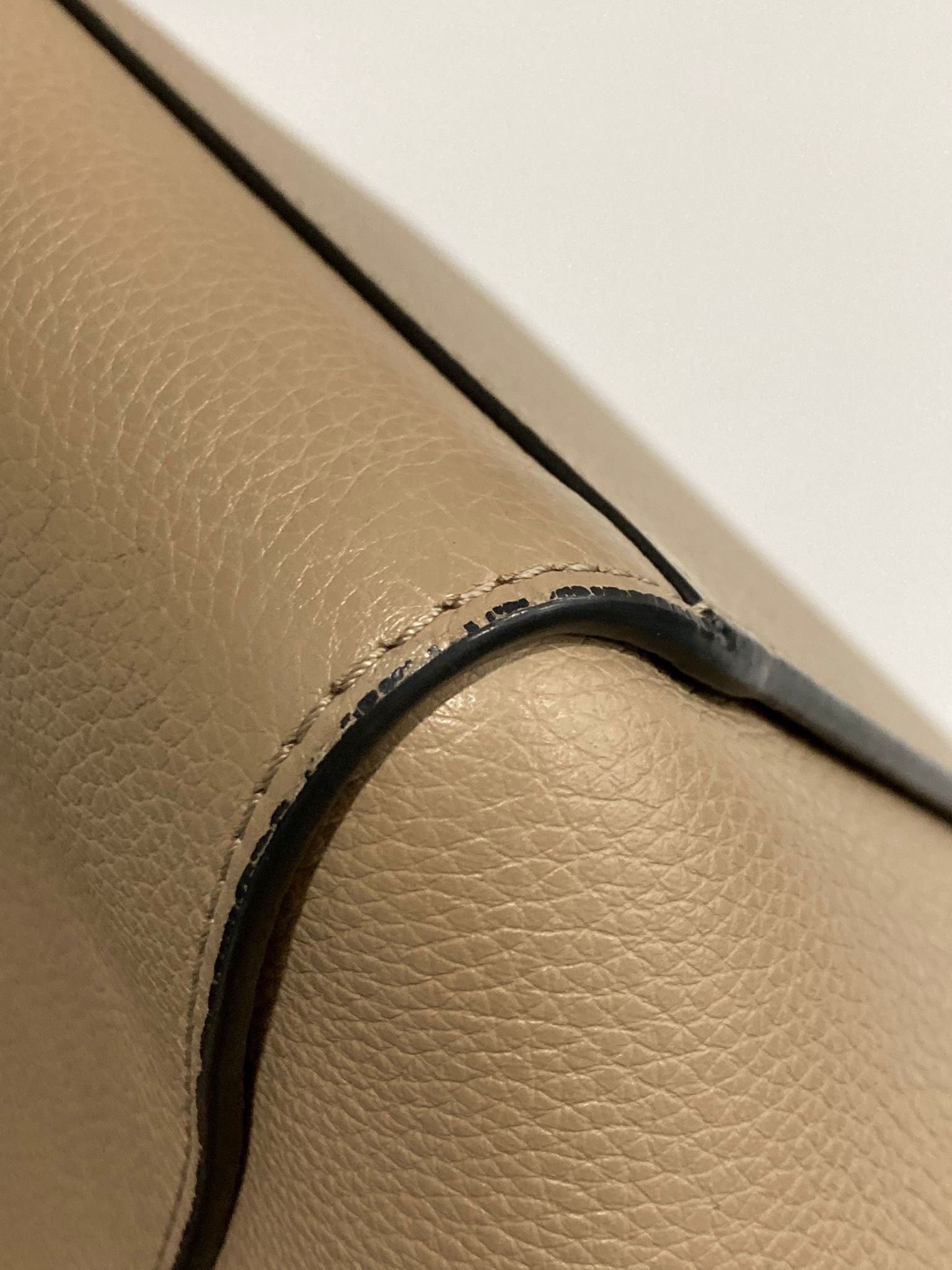 Loewe Hammock Compact en piel de ternera graneada beige