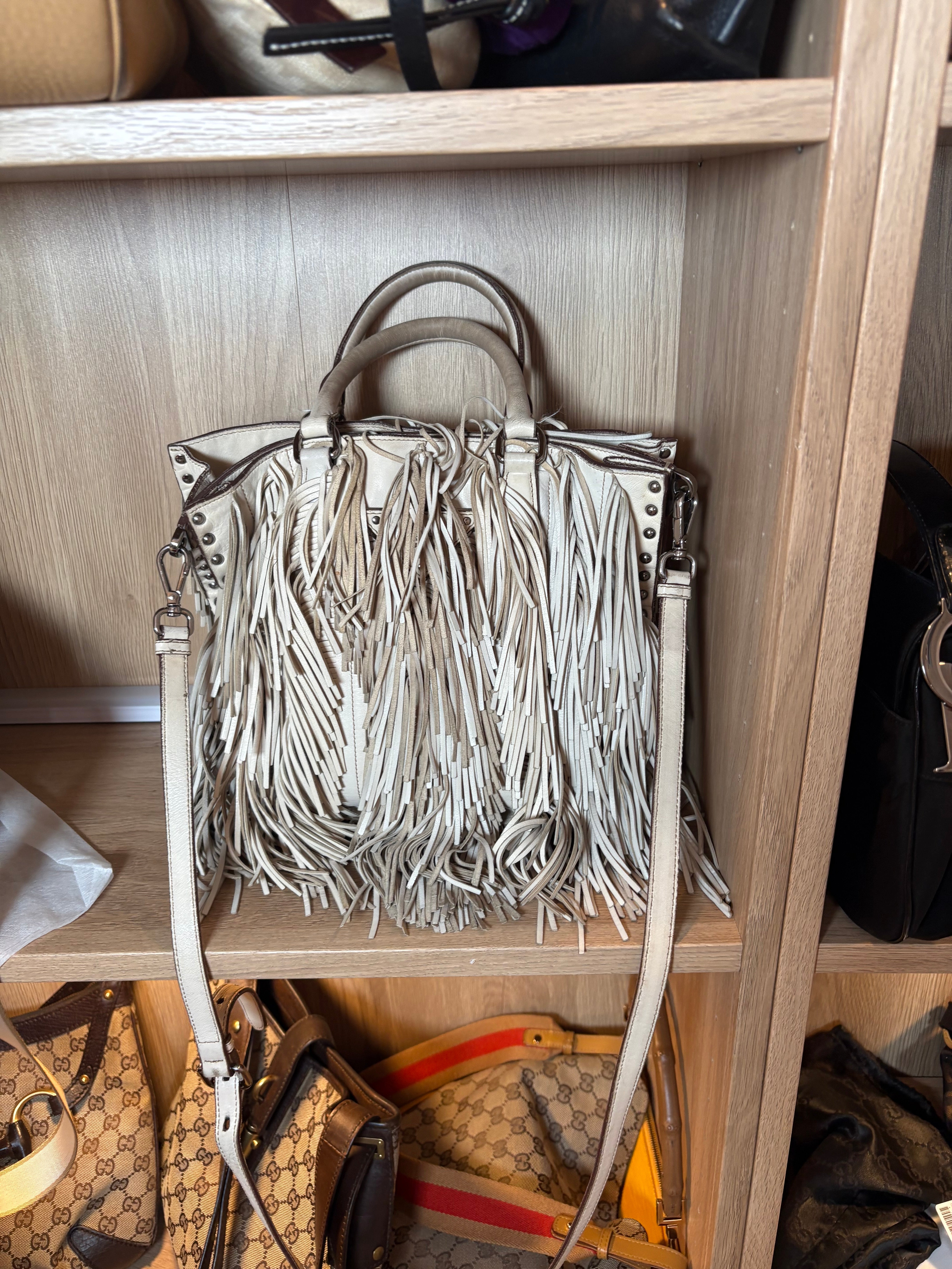 Prada Bandolera Edición Especial con Flecos y Tachuelas – Blanco crudo