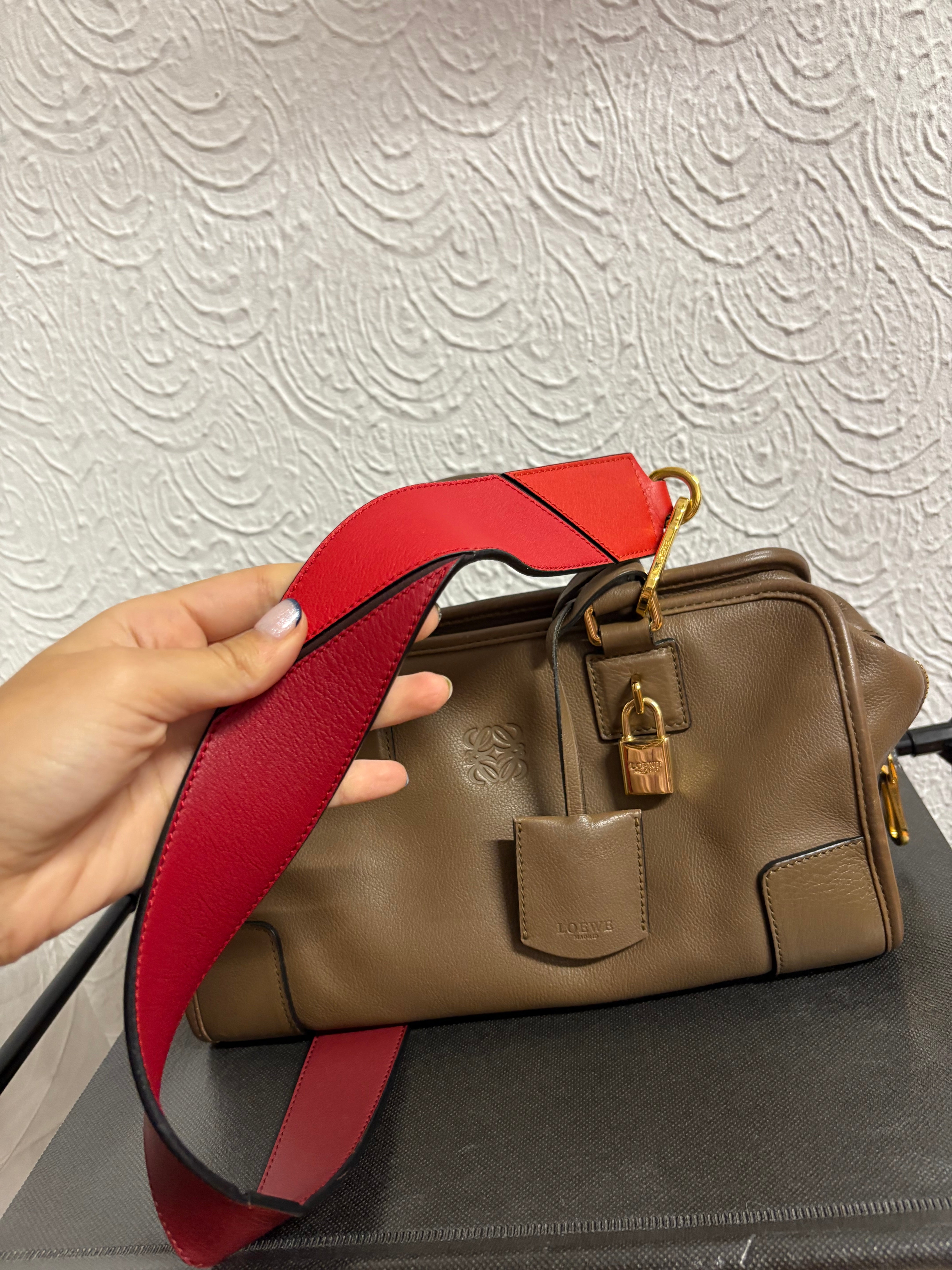 Loewe amazona 30 pequeño piel marrón topo con bandolera extra roja