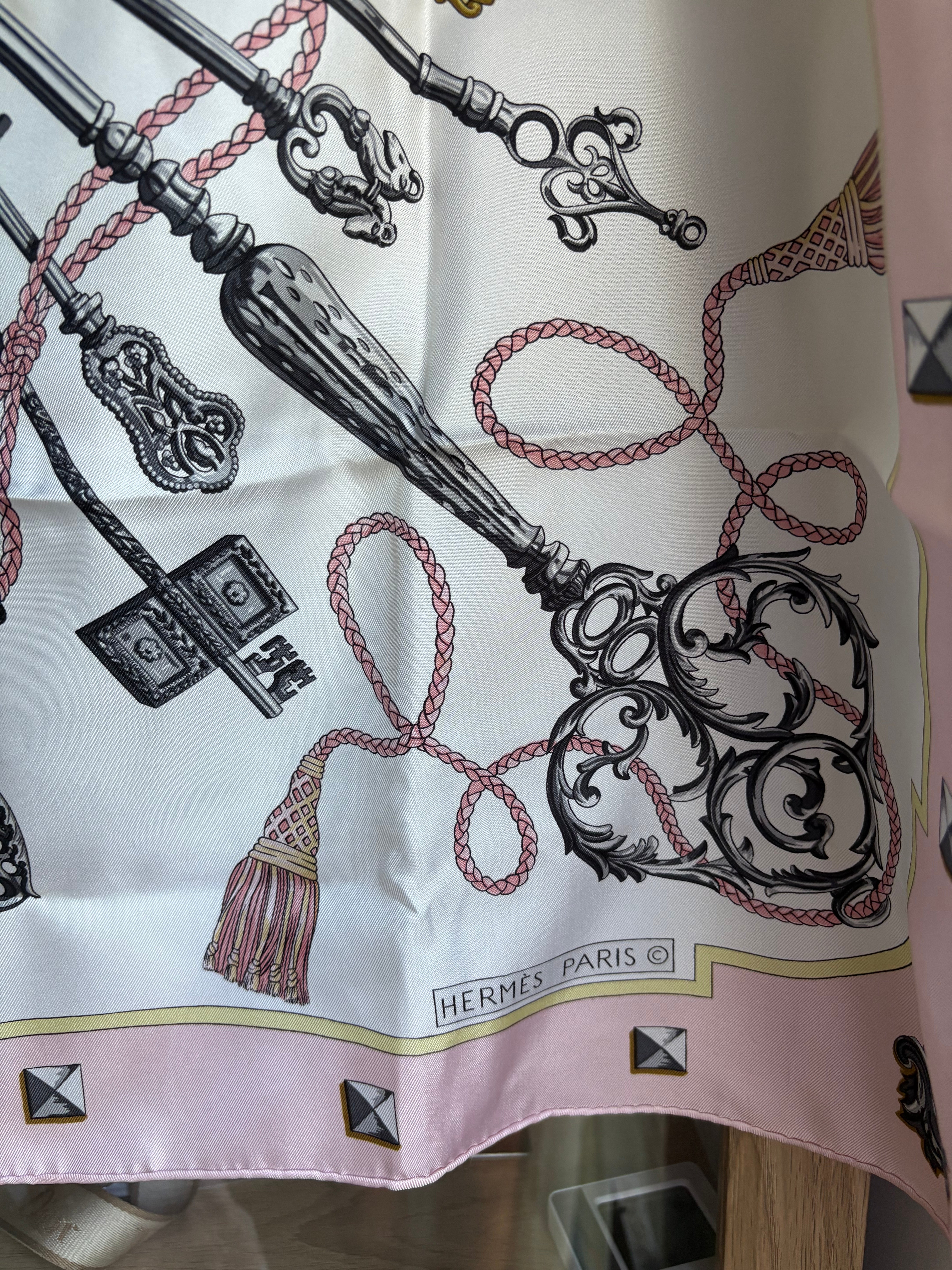 Hermès – Carrè Pañuelo de Seda 88 cm Rosa Claro con Motivo de Llaves en Negro y Dorado