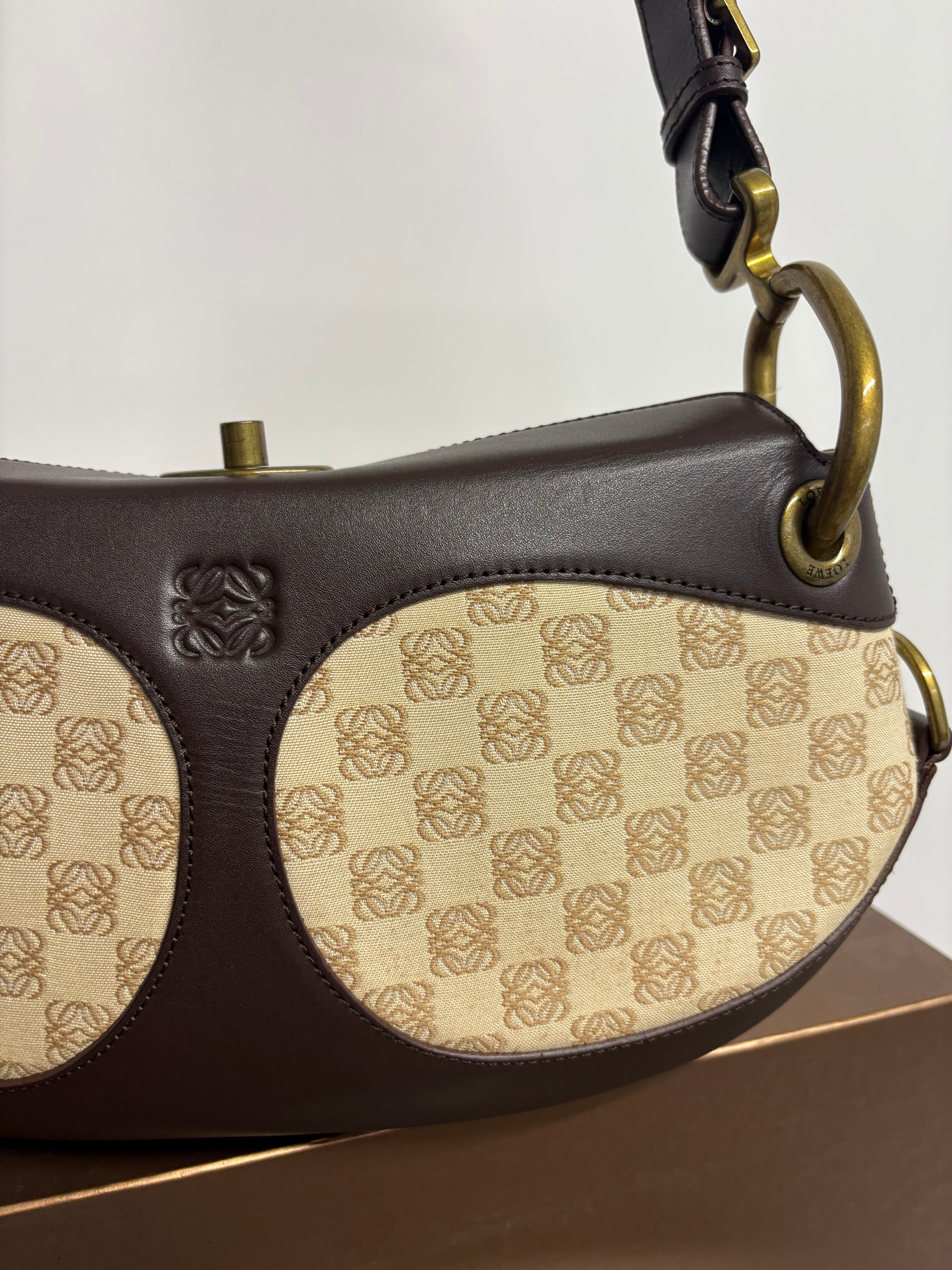 Loewe anagram lock shoulder bag canvas y piel marrón vintage