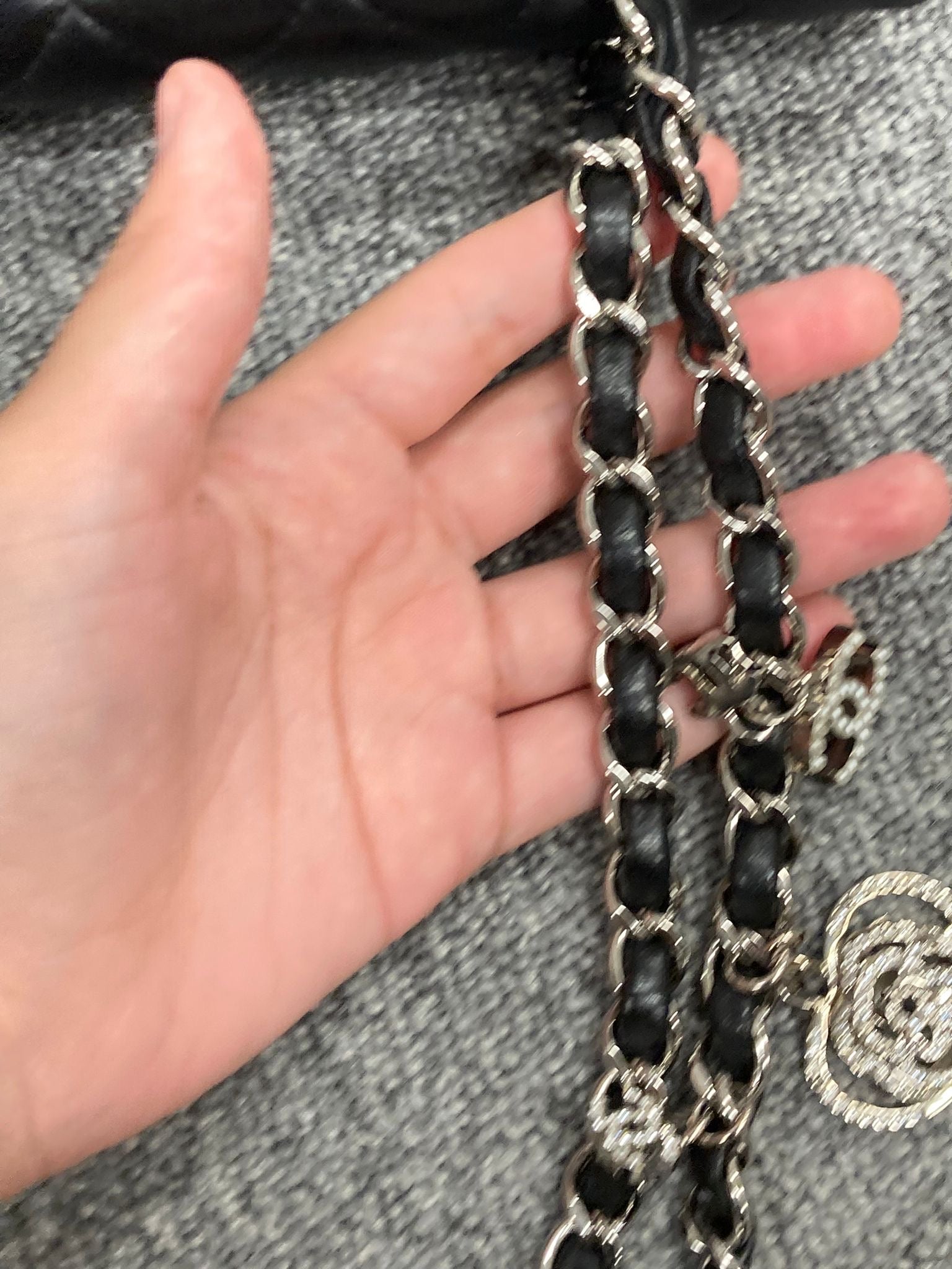 Chanel “Valentine” Matelassé 25 en piel negra con charms