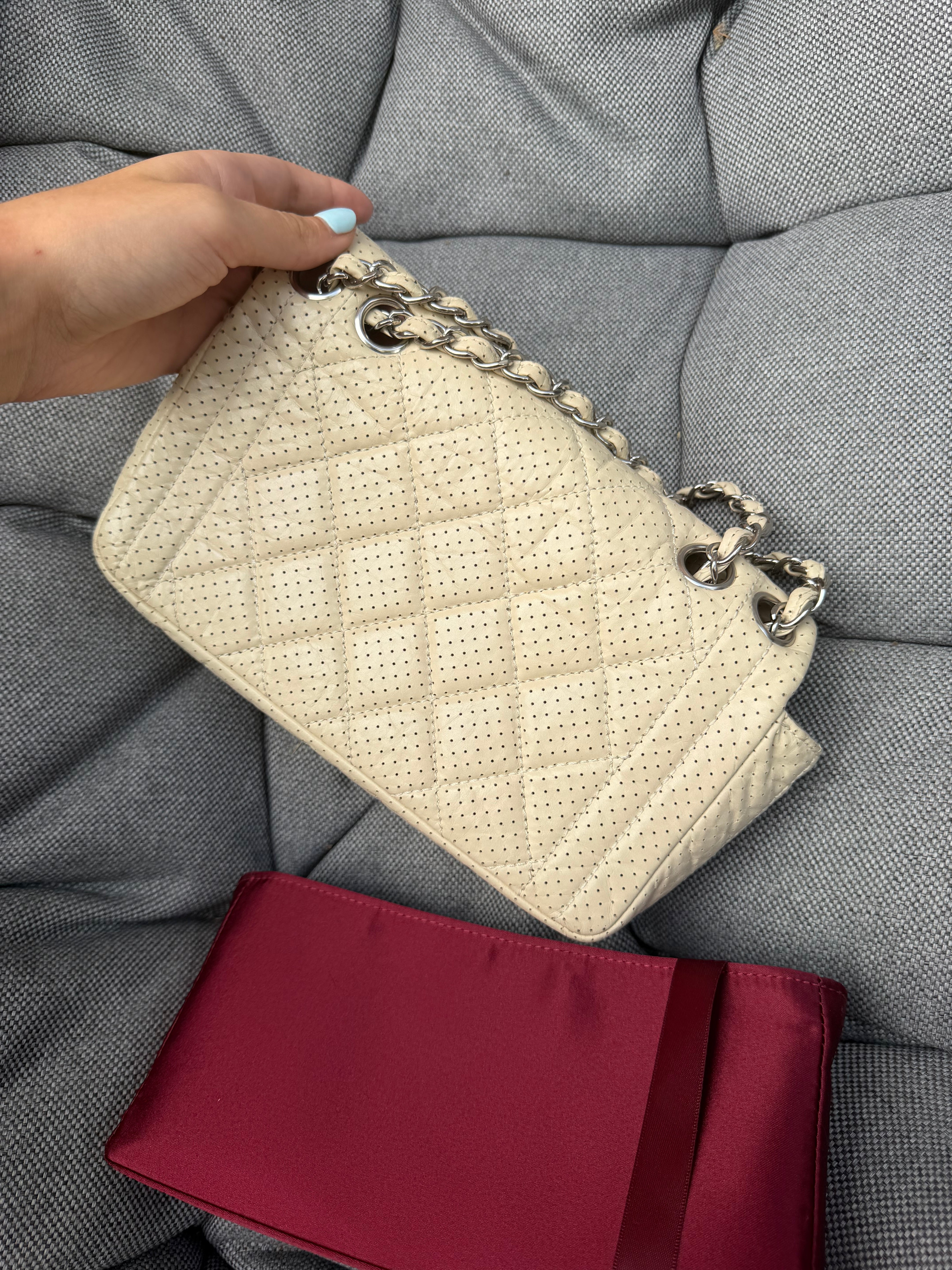 Chanel One Flap Small · Piel Perforada Marfil · Herrajes Plata