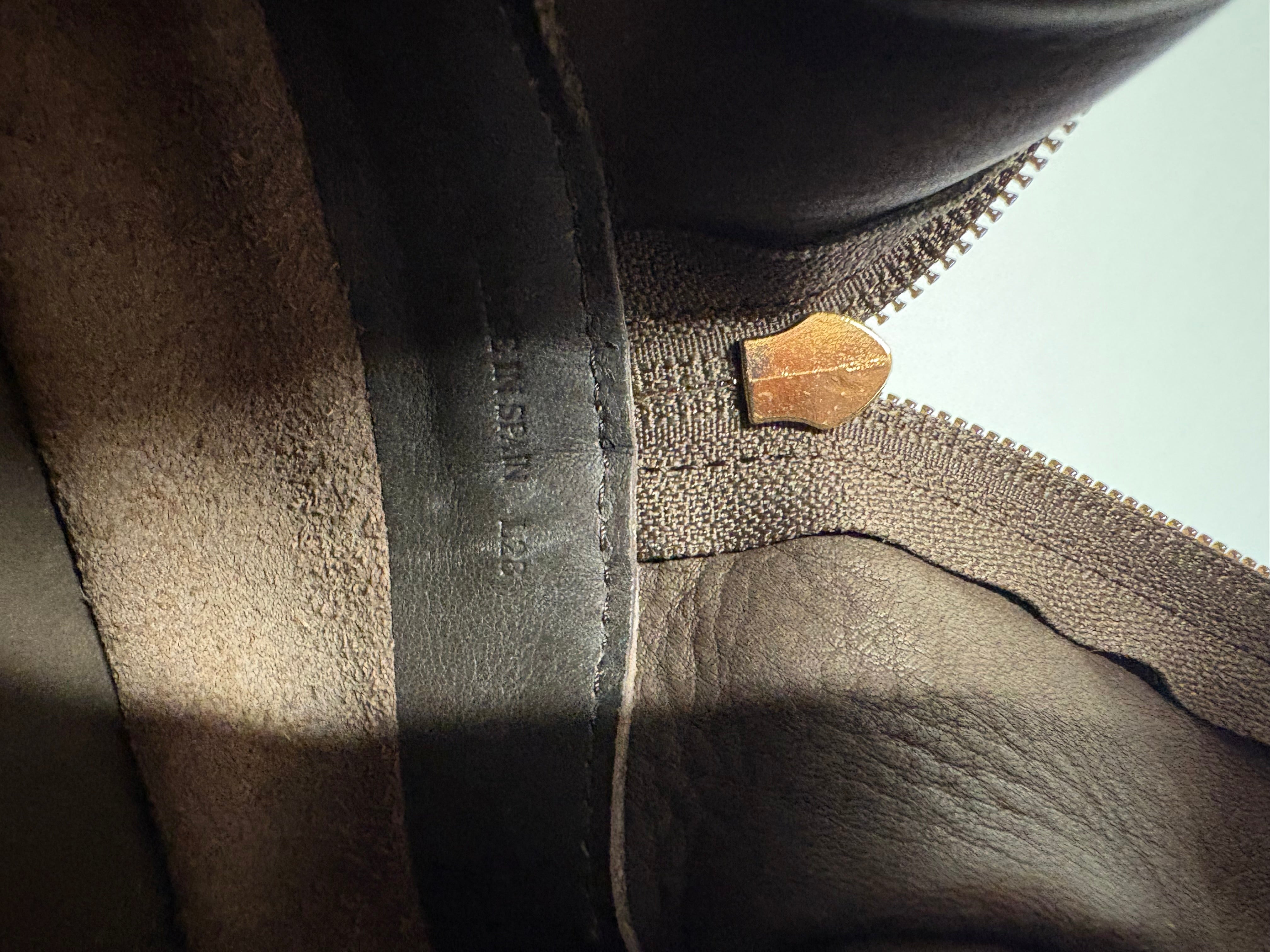 LOEWE Amazona 28 – Ante Marrón & Piel Chocolate